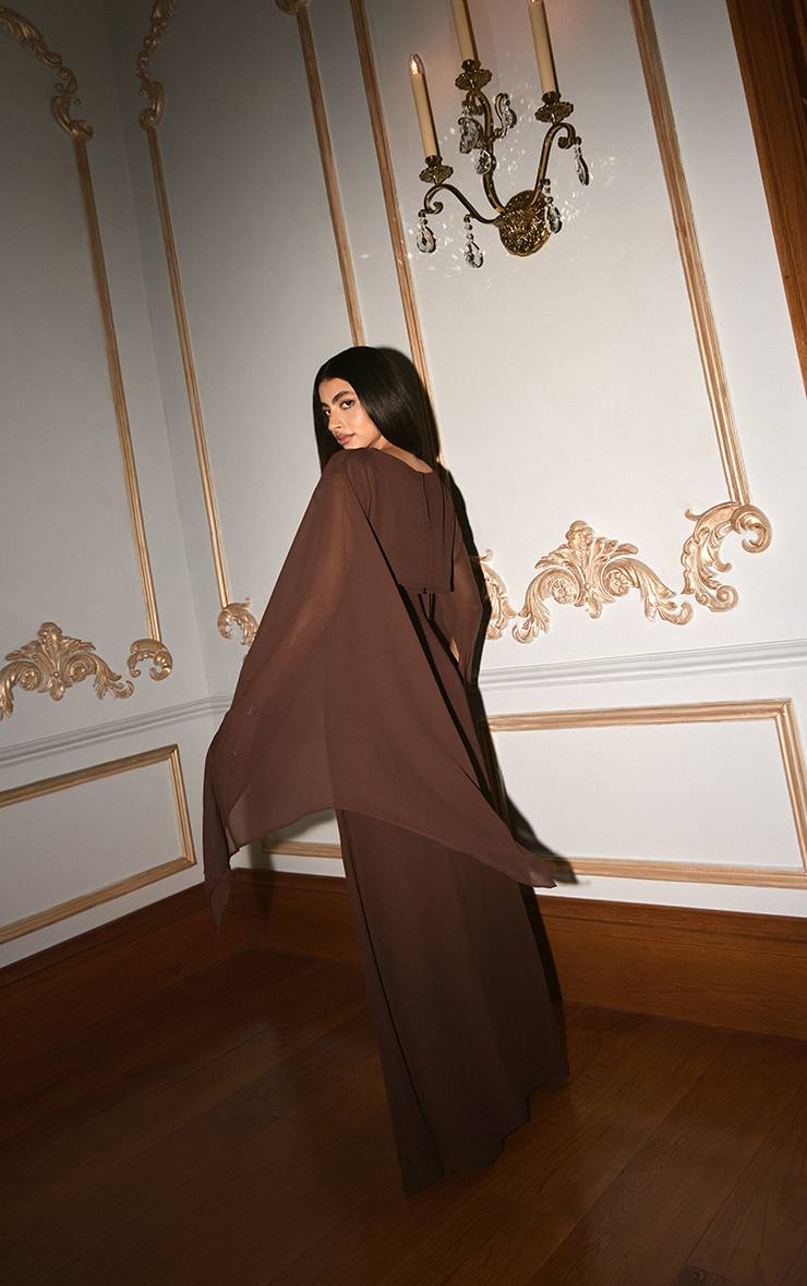 Chocolat Robe Longue Avec Détail Cape