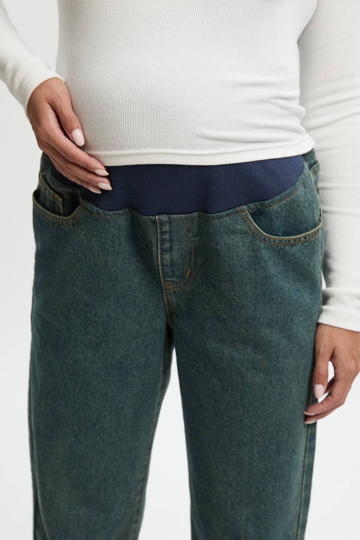boohoo Jeans de maternité à jambes droites portés par-dessus le ventre