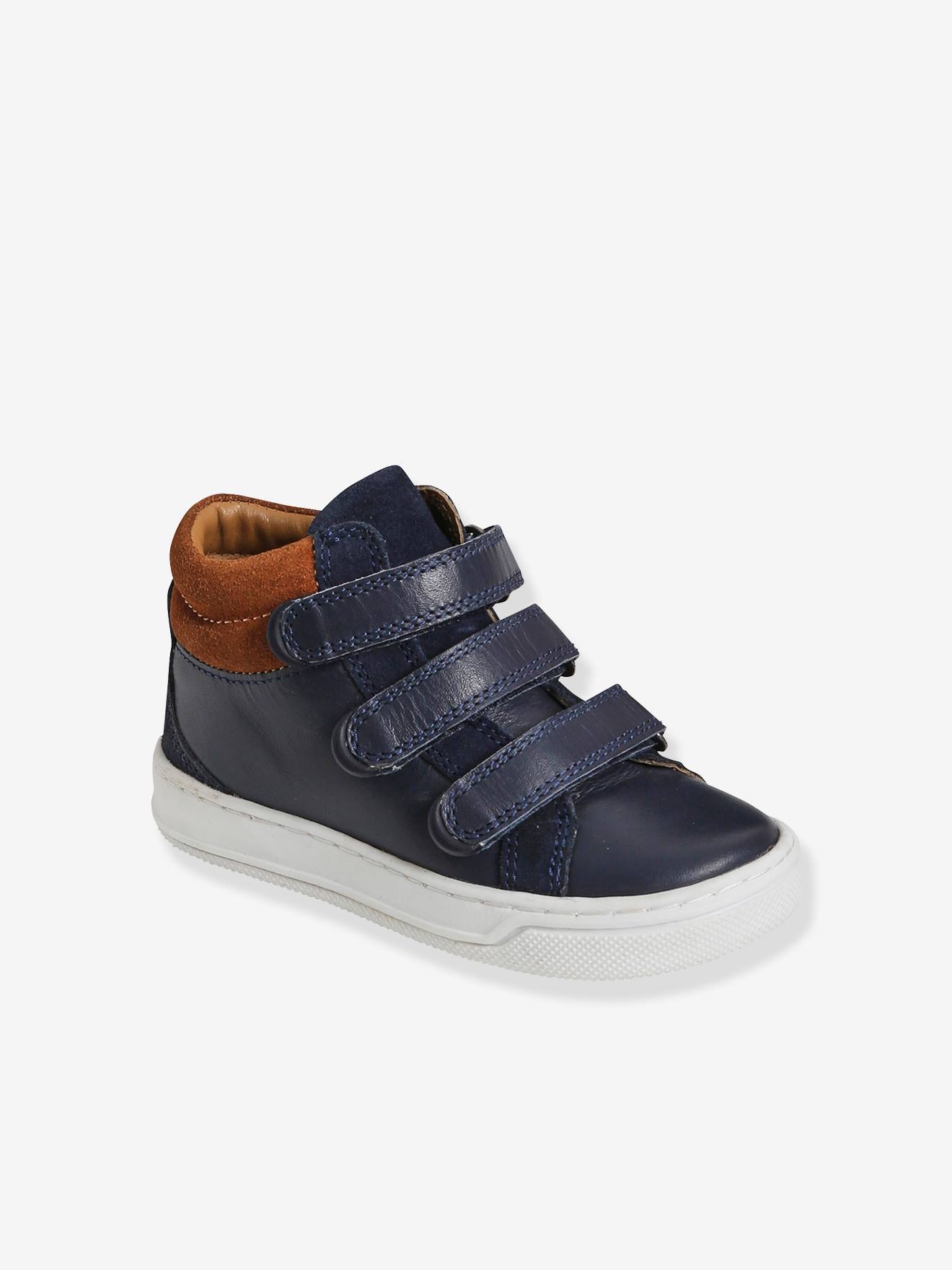 Tênis de cano alto em couro para meninos, modelo especial com design diferenciado, cor azul-marinho lisa.