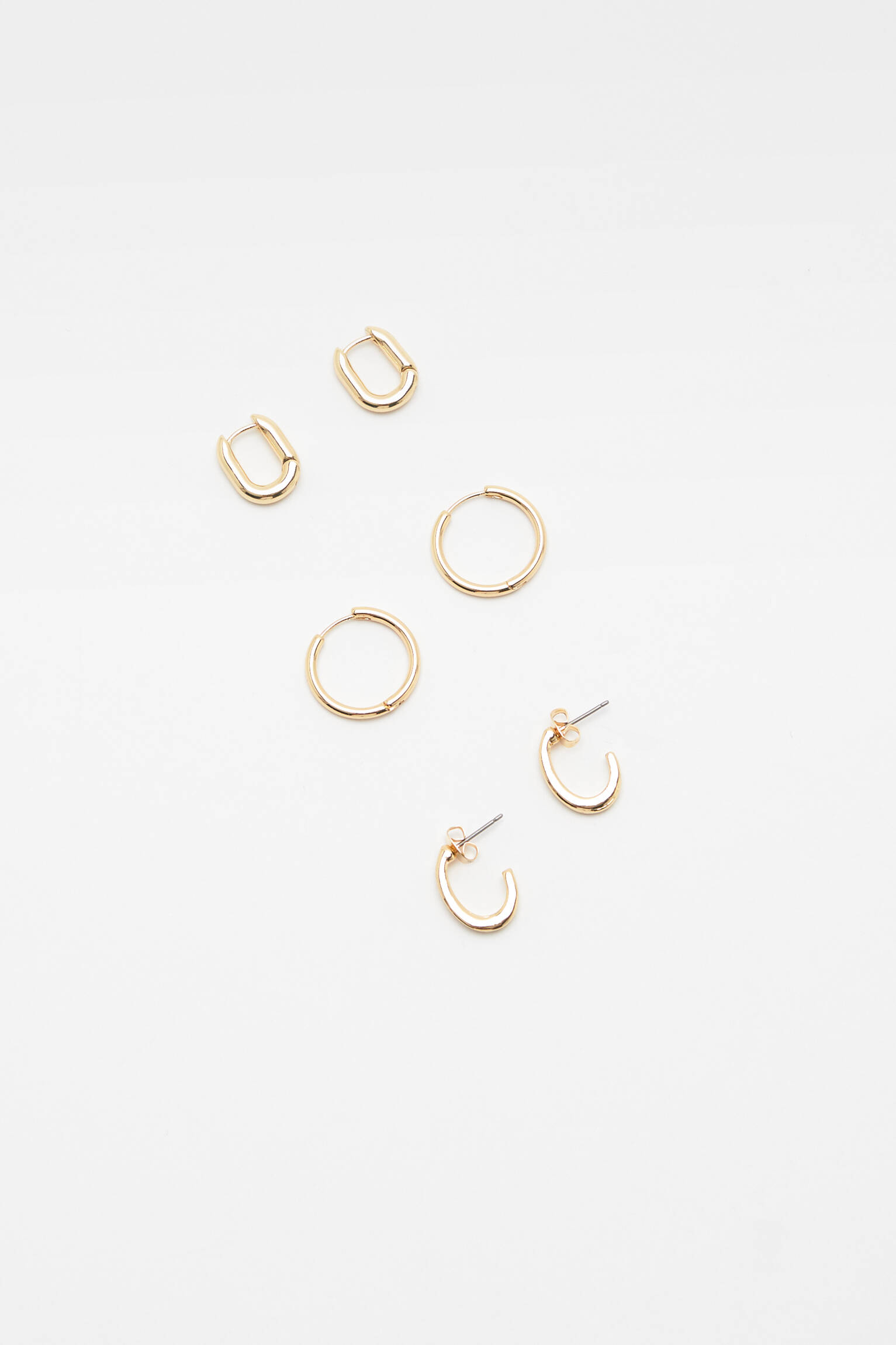 Conjunto de 5 pares de brincos, de diferentes idades e formatos - dourados
