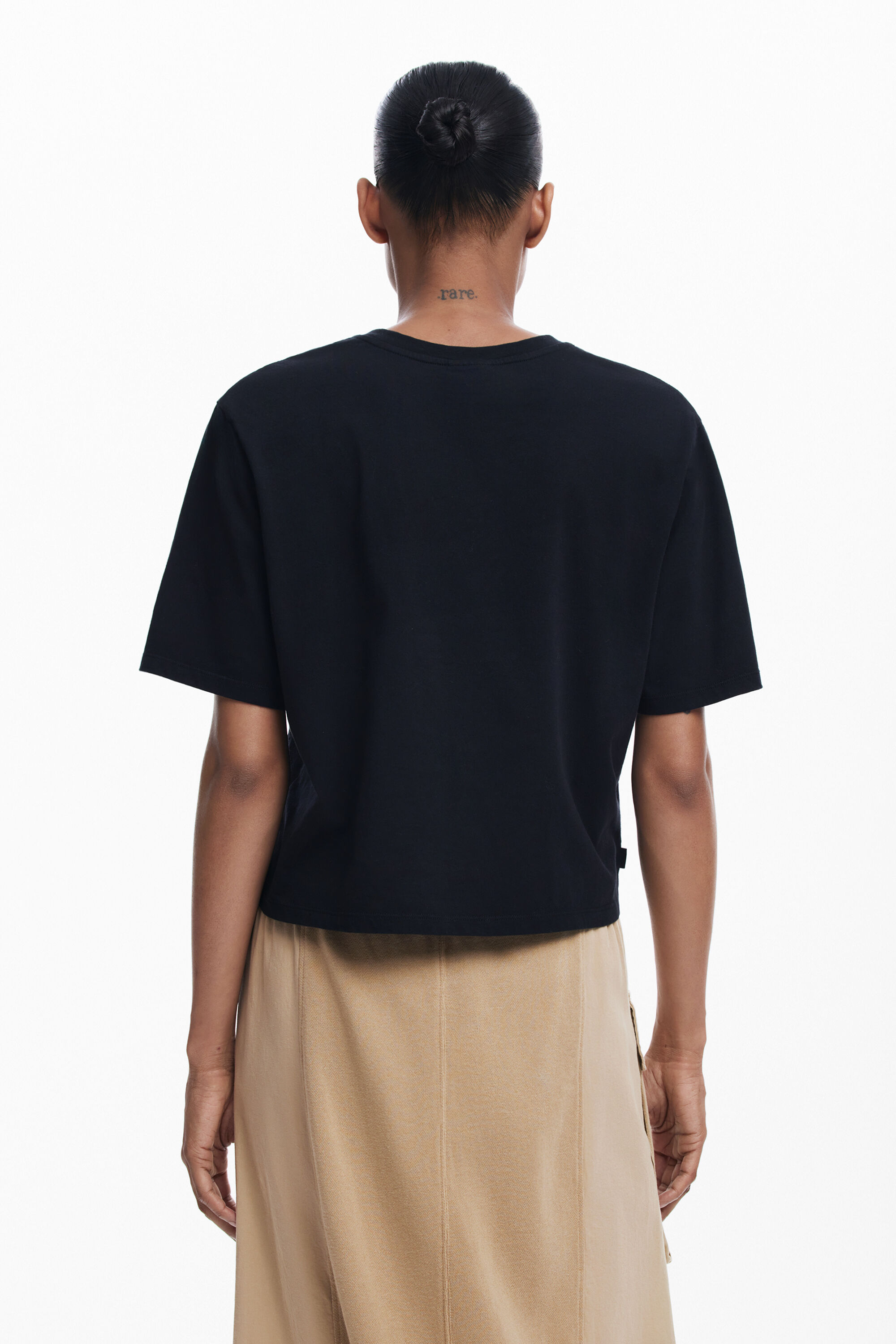 Camiseta lisa com detalhes