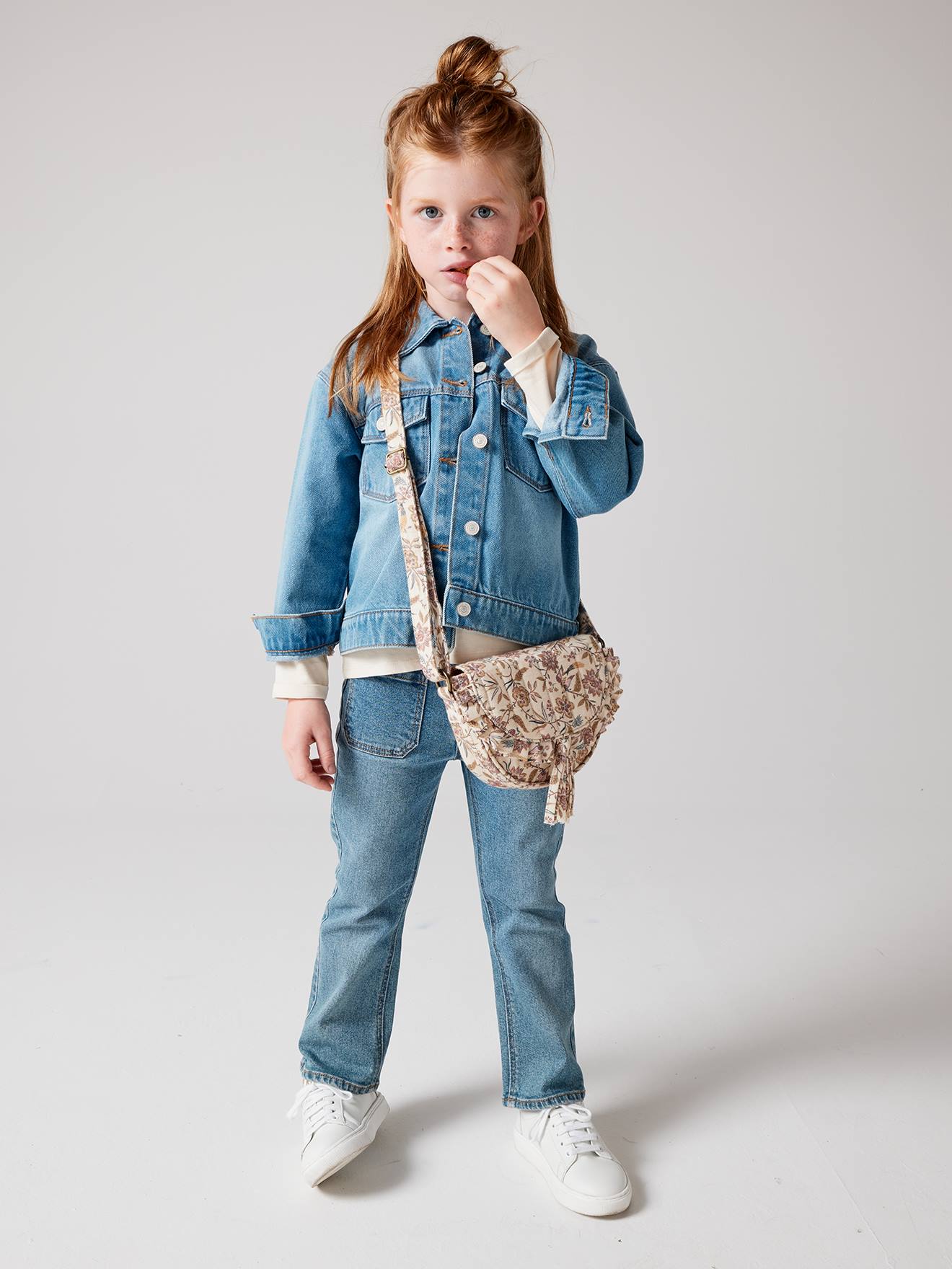 Calça jeans azul boca de sino estilo pirata para meninas