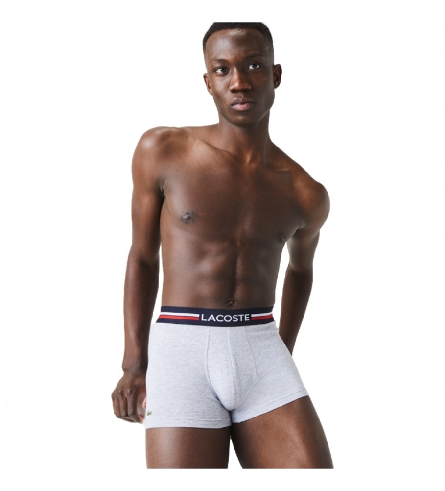 Conjunto de 3 cuecas boxer Lacoste nas cores vermelho, azul-marinho e cinza.
