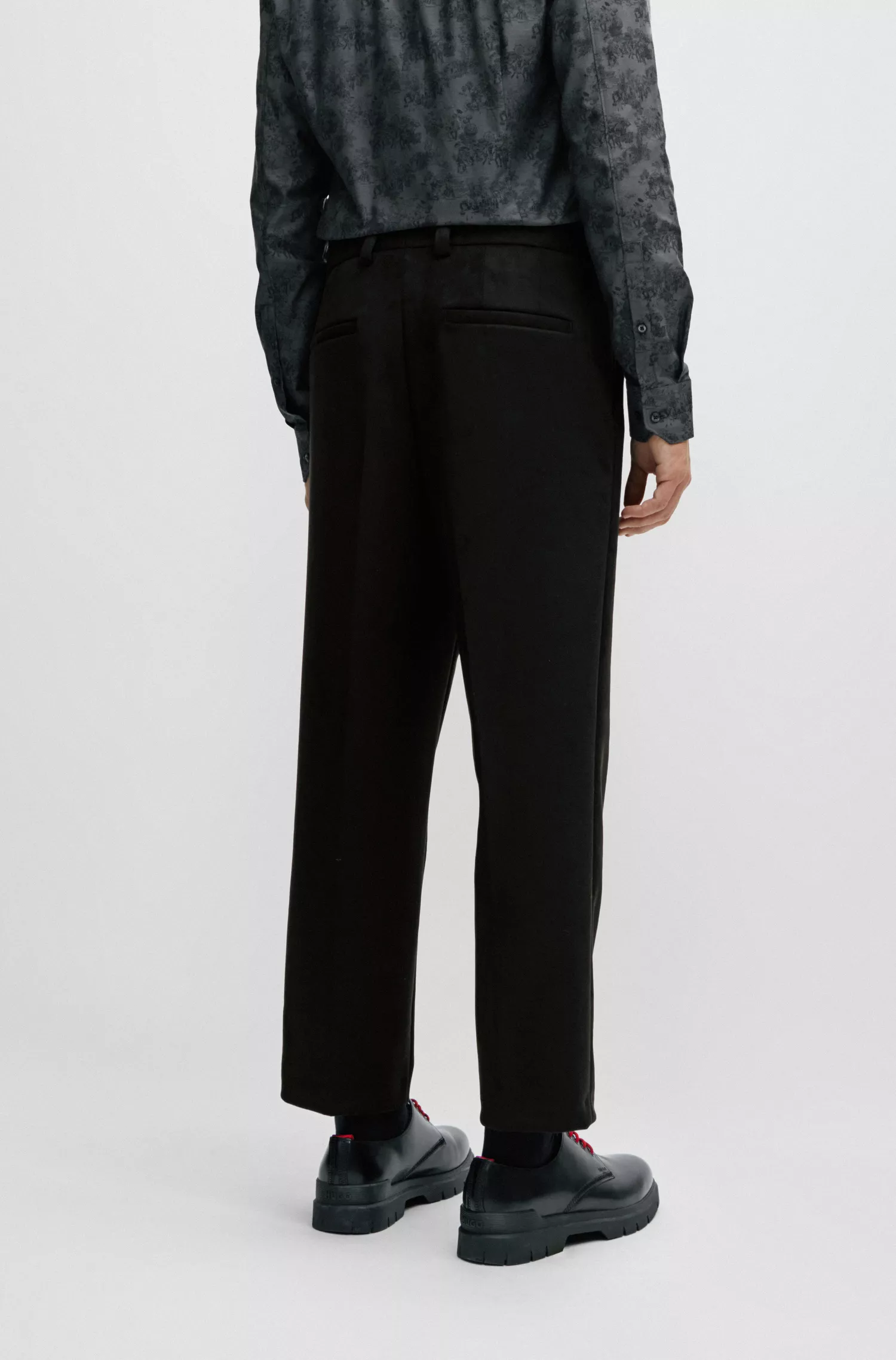 Terno HUGO vermelho, corte slim, em jérsei elástico de alta performance.