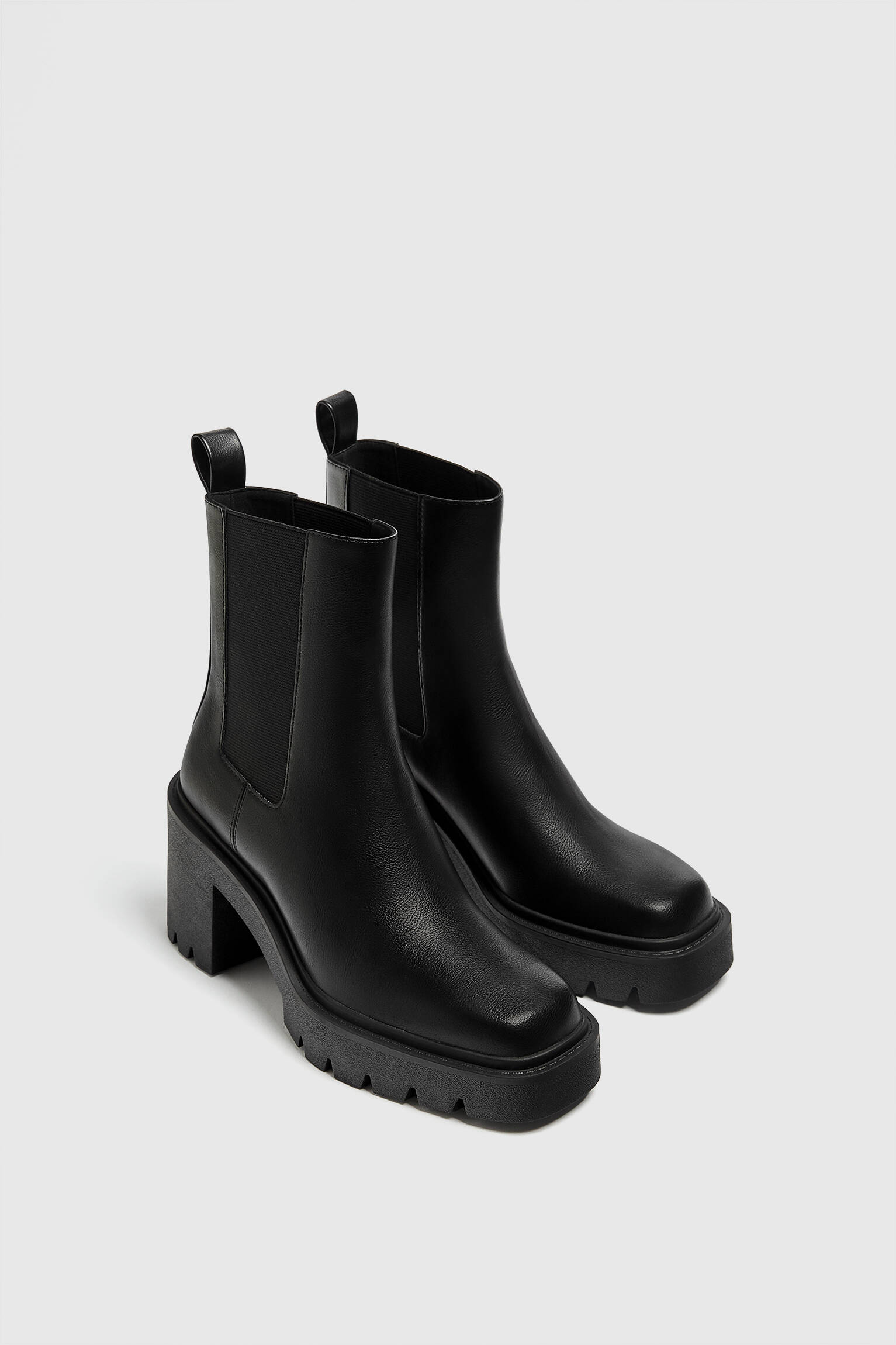 Bota Chelsea de Salto Alto - Preta
