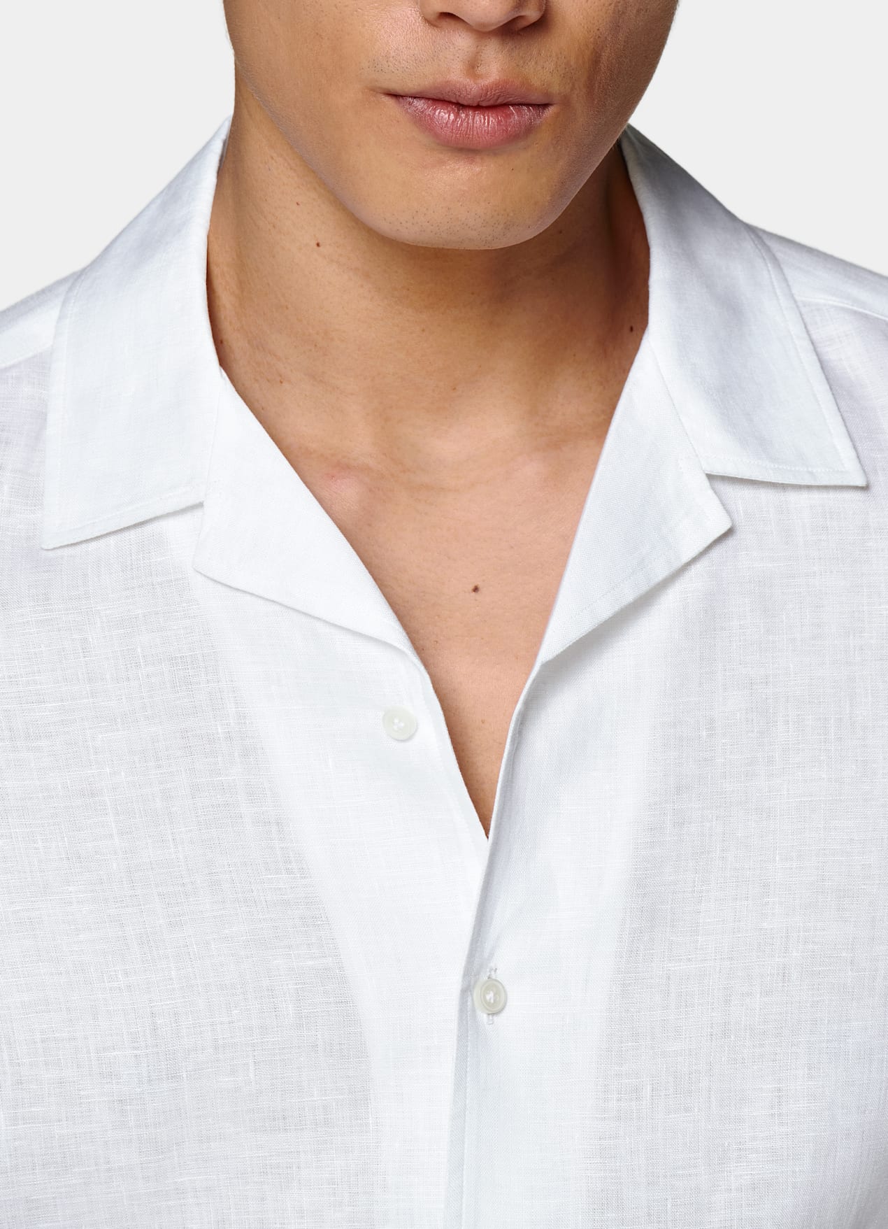 Chemise coupe ajustée à col cubain blanche