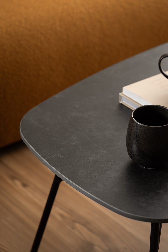Caracas sofabord Sort Cupa keramisk topp med sortlakkert metall understell. 60x120 cm