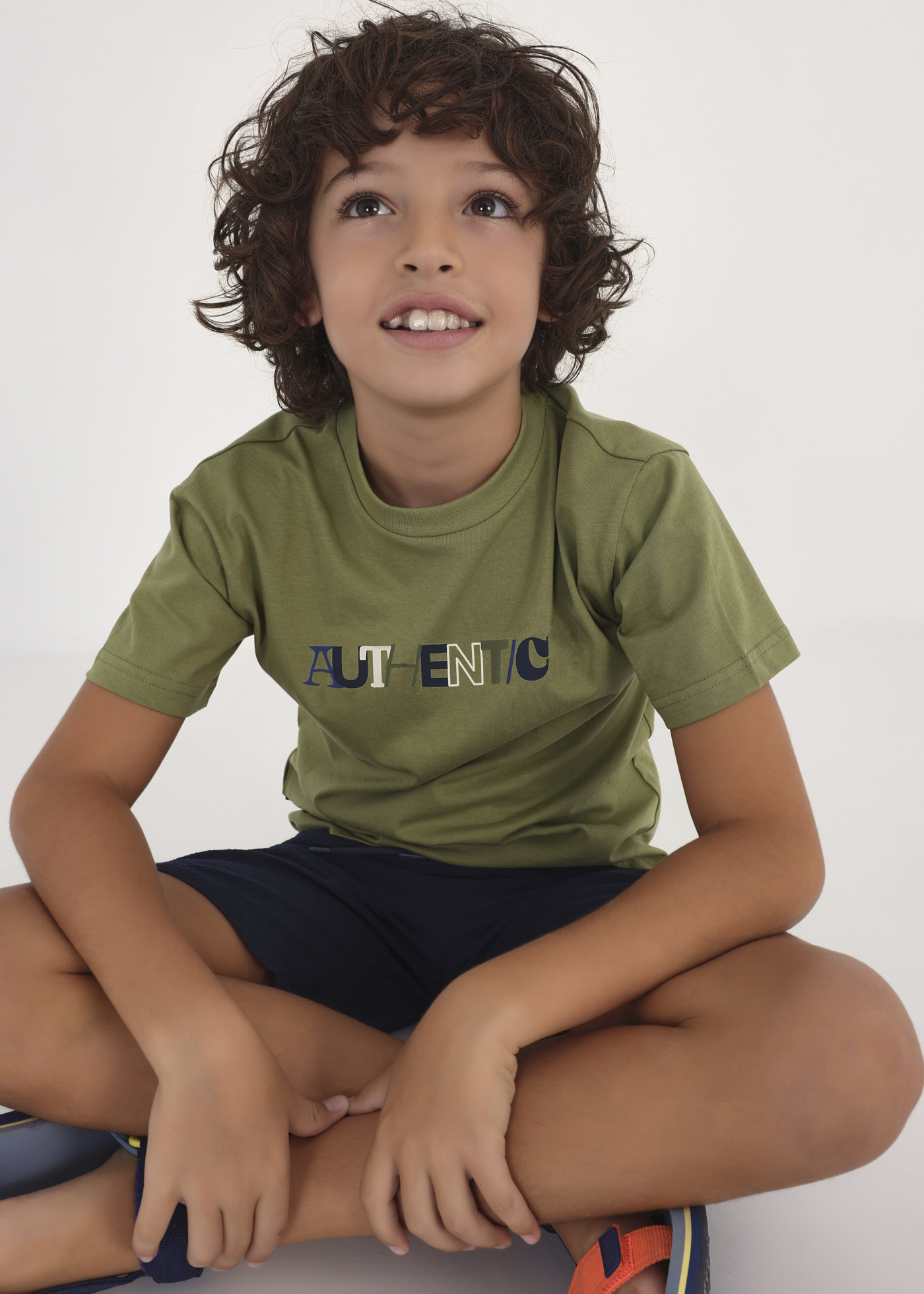 Camiseta infantil com estampa sustentável em algodão.