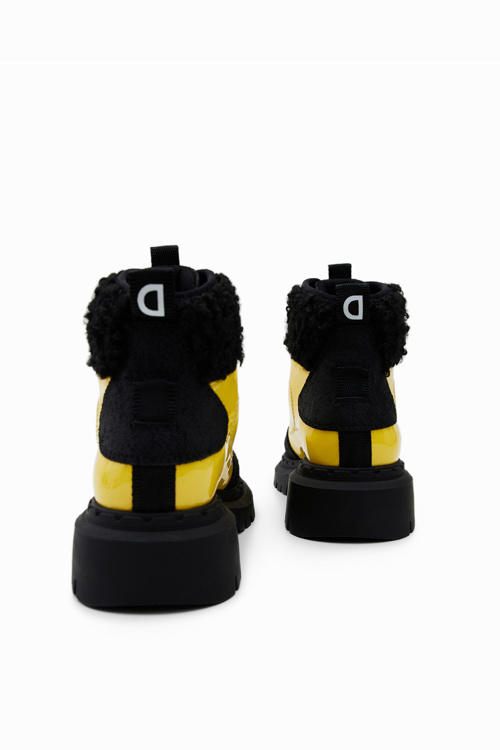 Bota trekking cordones