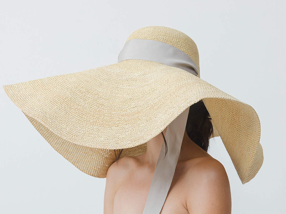 Chapeau glamour à bord extra long en crochet avec ruban gros-grain ajustable