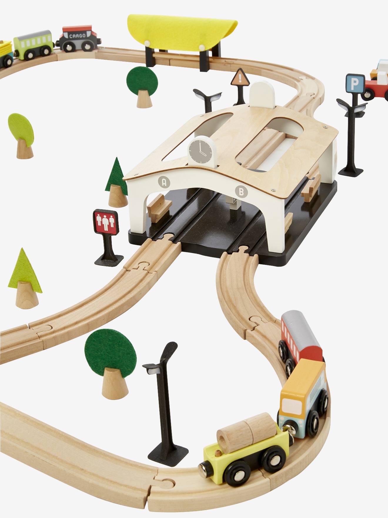 Circuito ferroviário com 66 peças multicoloridas