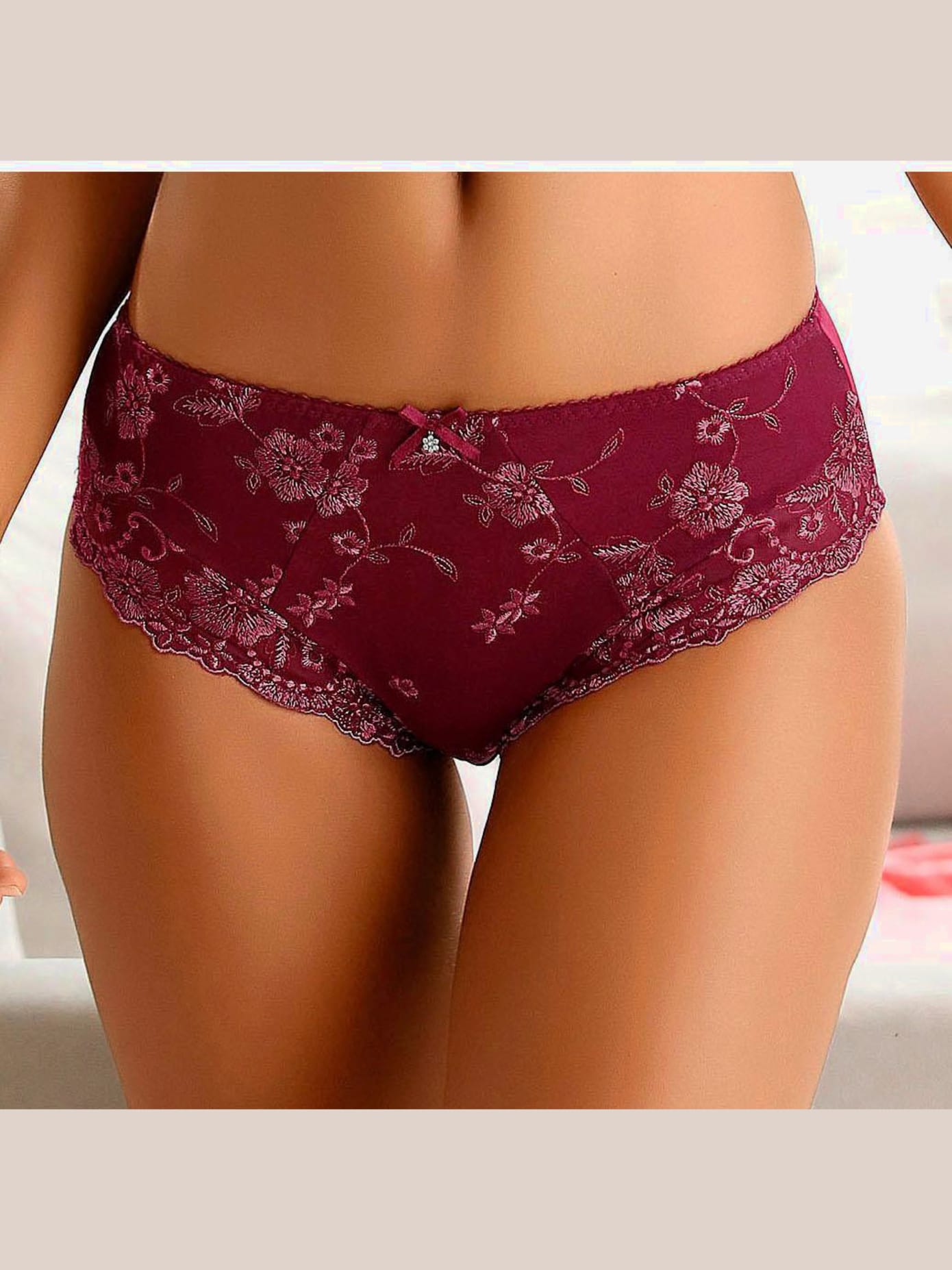 Slip avec dentelle brodée