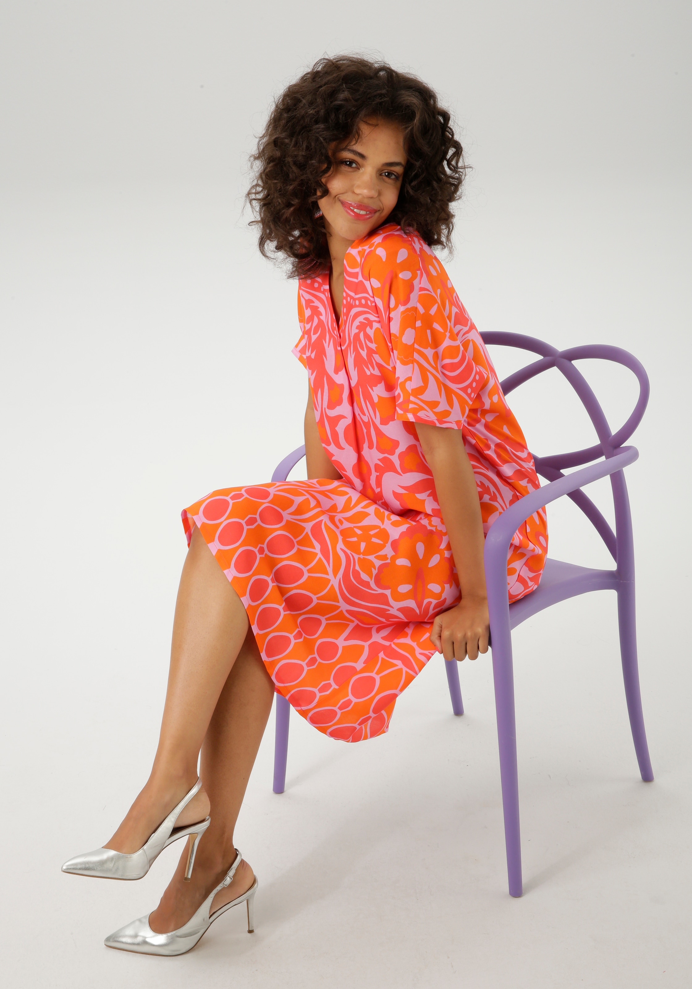 Aniston CASUAL Sommerkleid mit extravagantem, grafischen Druck