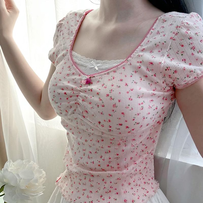 Sosana - Slim-fit crop top met korte mouwen, kanten paneel, strikaccent en bloemenprint
