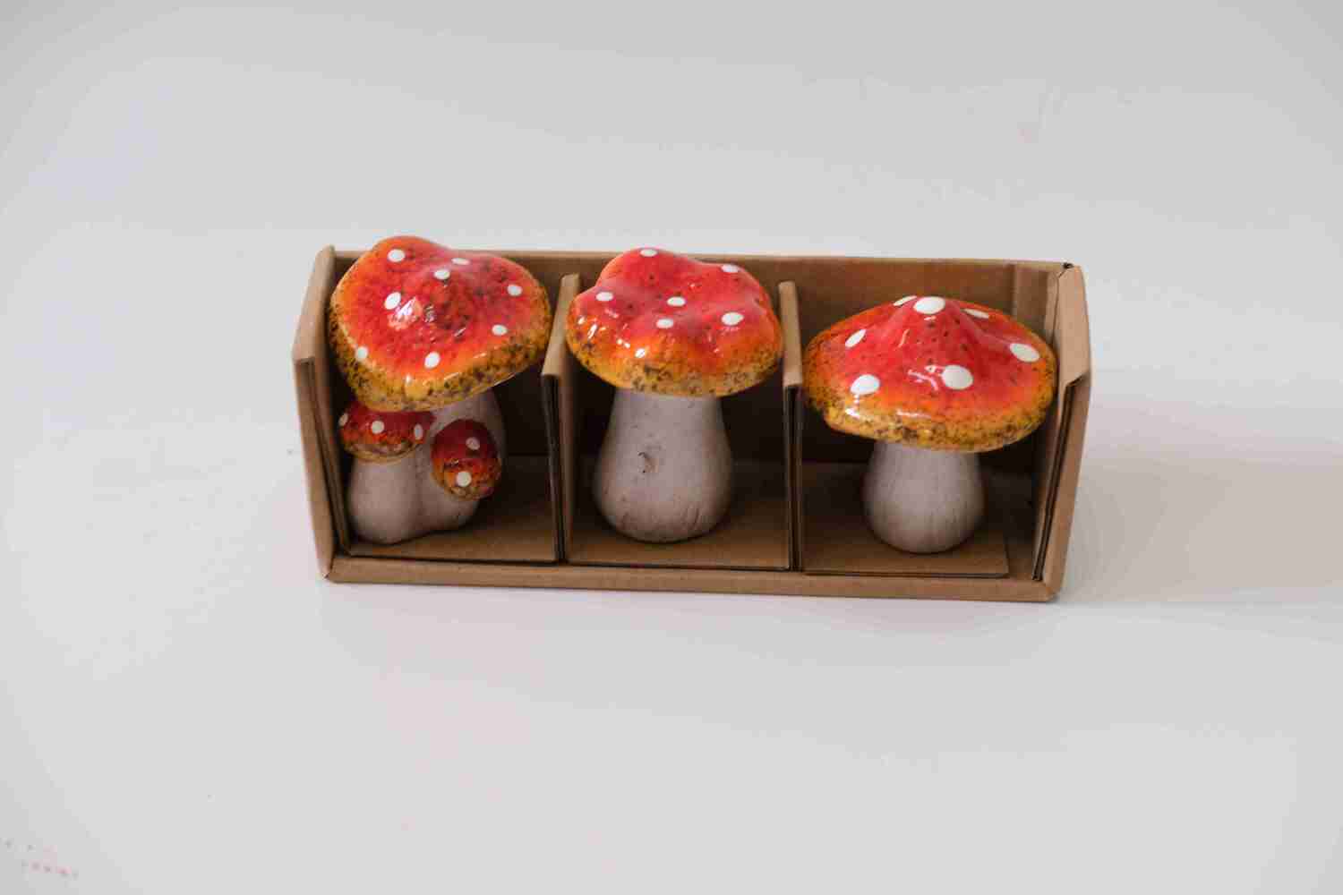 Intratuin tuinbeeld paddenstoelen rood / wit 6 x 7 x 8 cm 3 stuks
