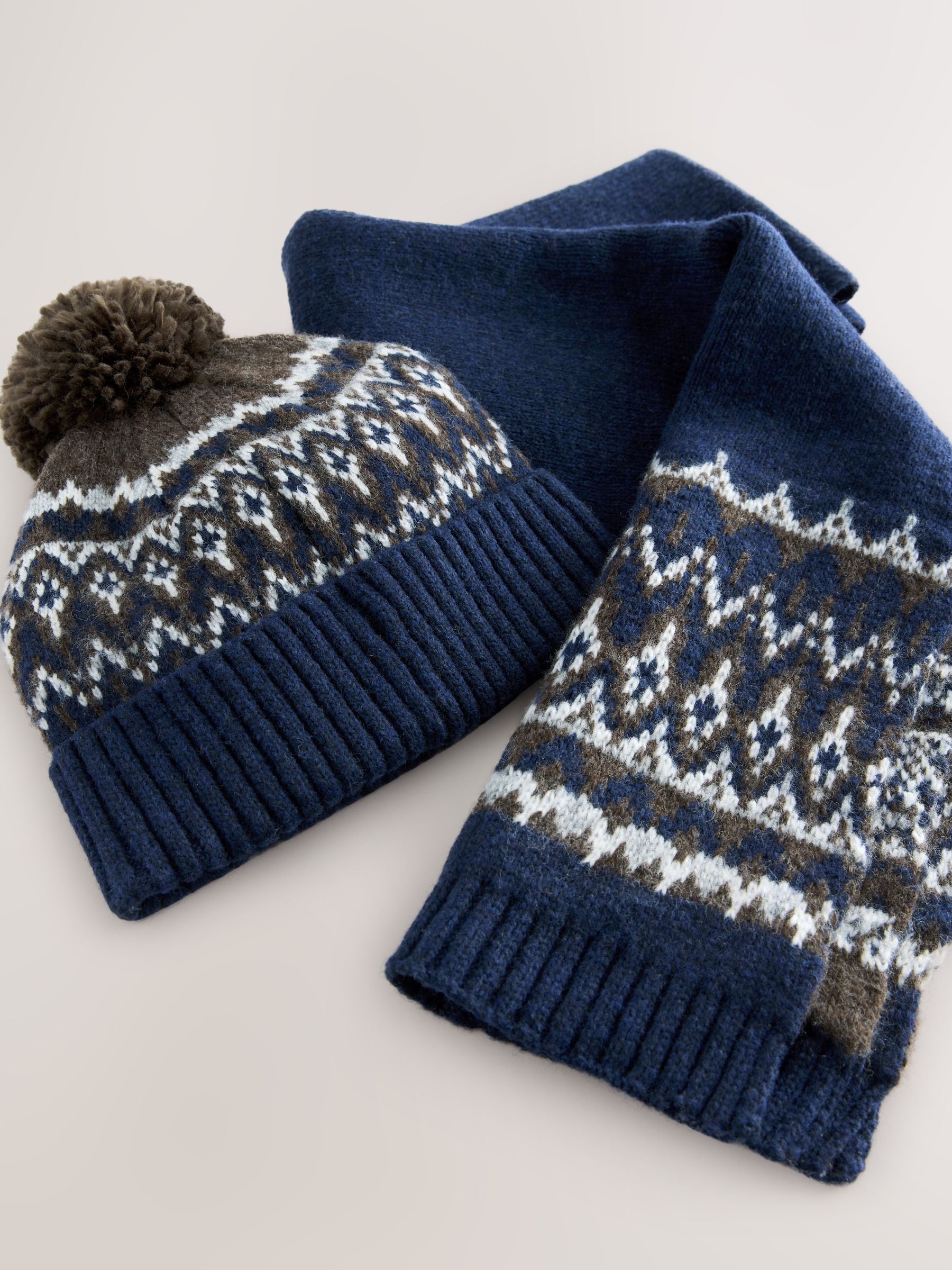 Marineblauw met fairislemotief - Bobble And Scarf Set