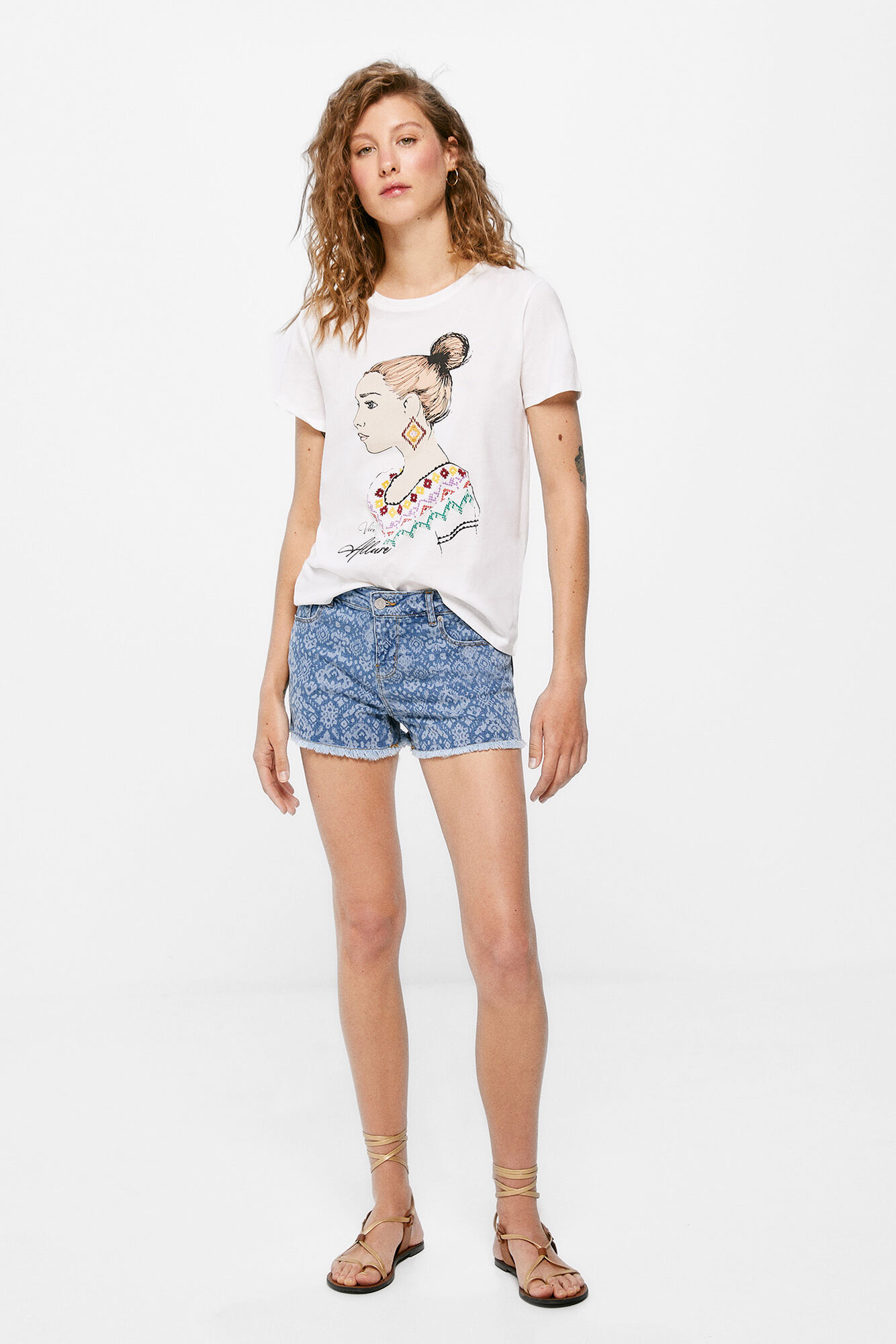 Garota da camiseta estampada