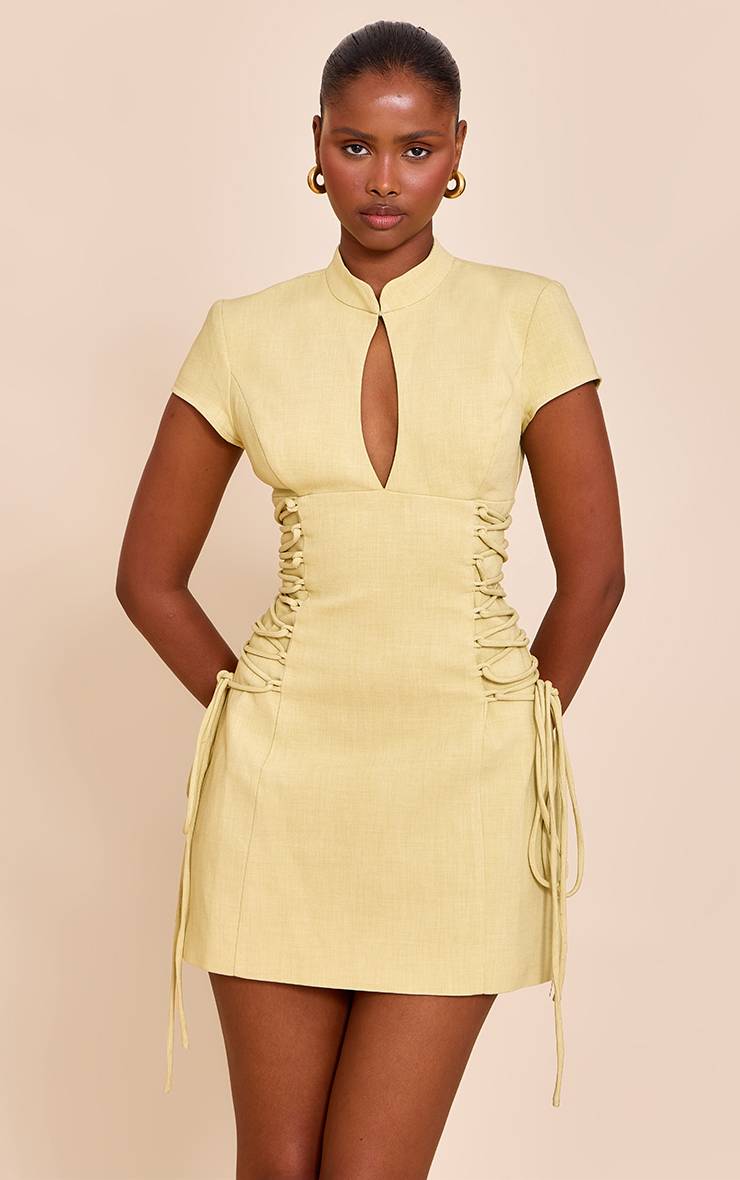 Pale Lime Robe Évasée PLT Label Avec Col Montant Ajusté Et Laçage