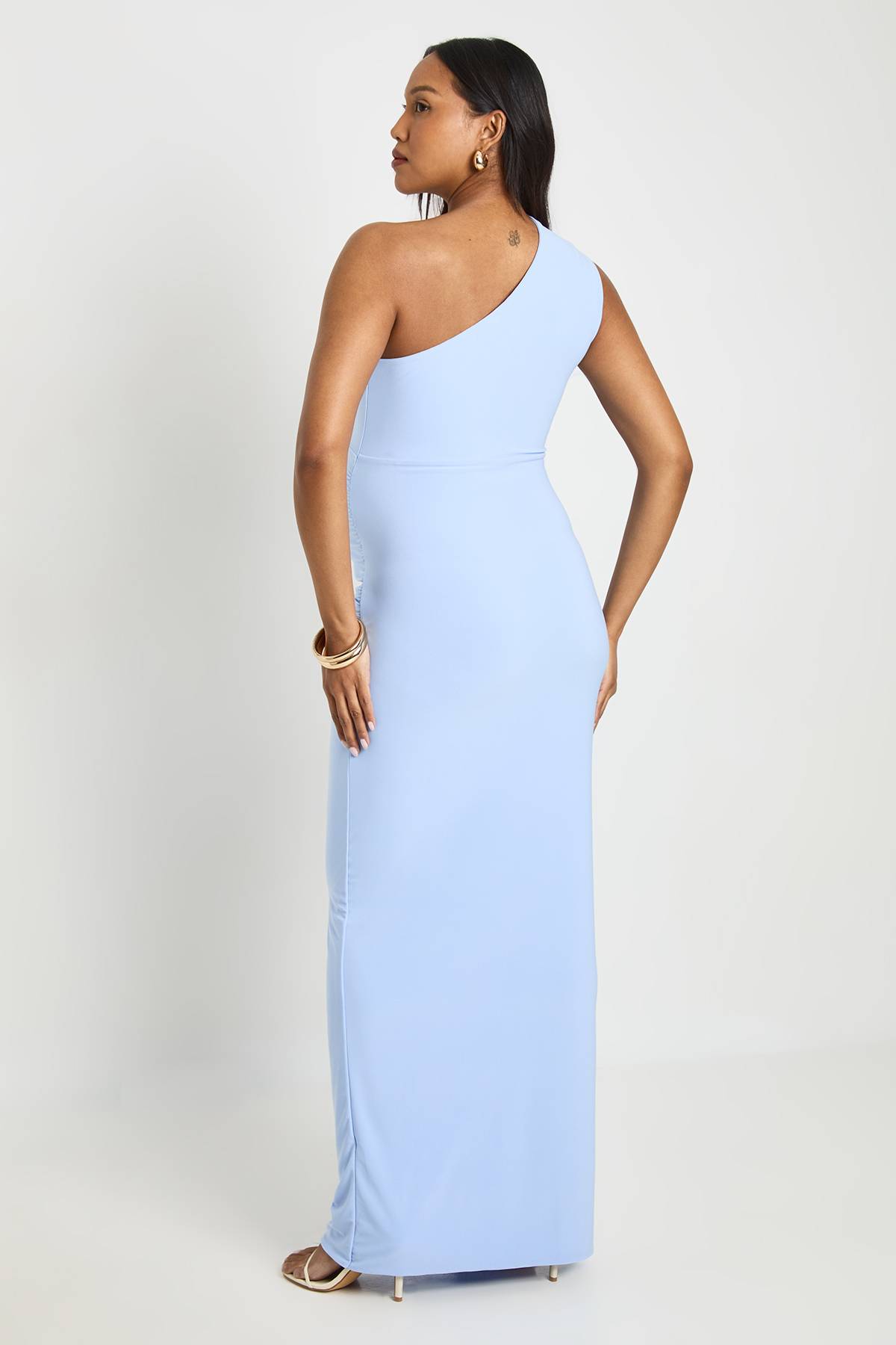 boohoo Robe Maxi De Maternité À Une Épaule En Double Slinky Avec Détails Froncés