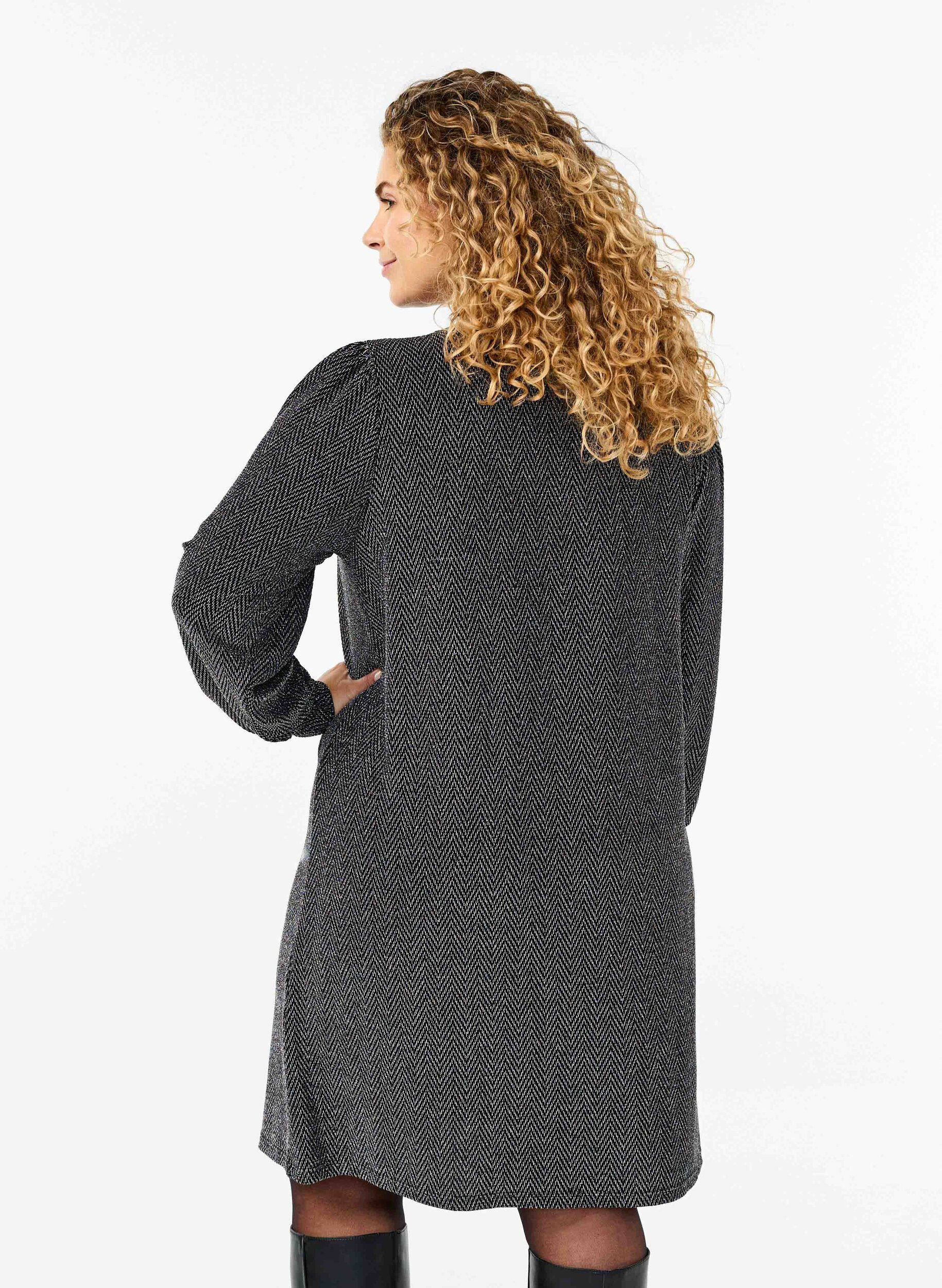 Kjole med zigzag mønster og glimmer