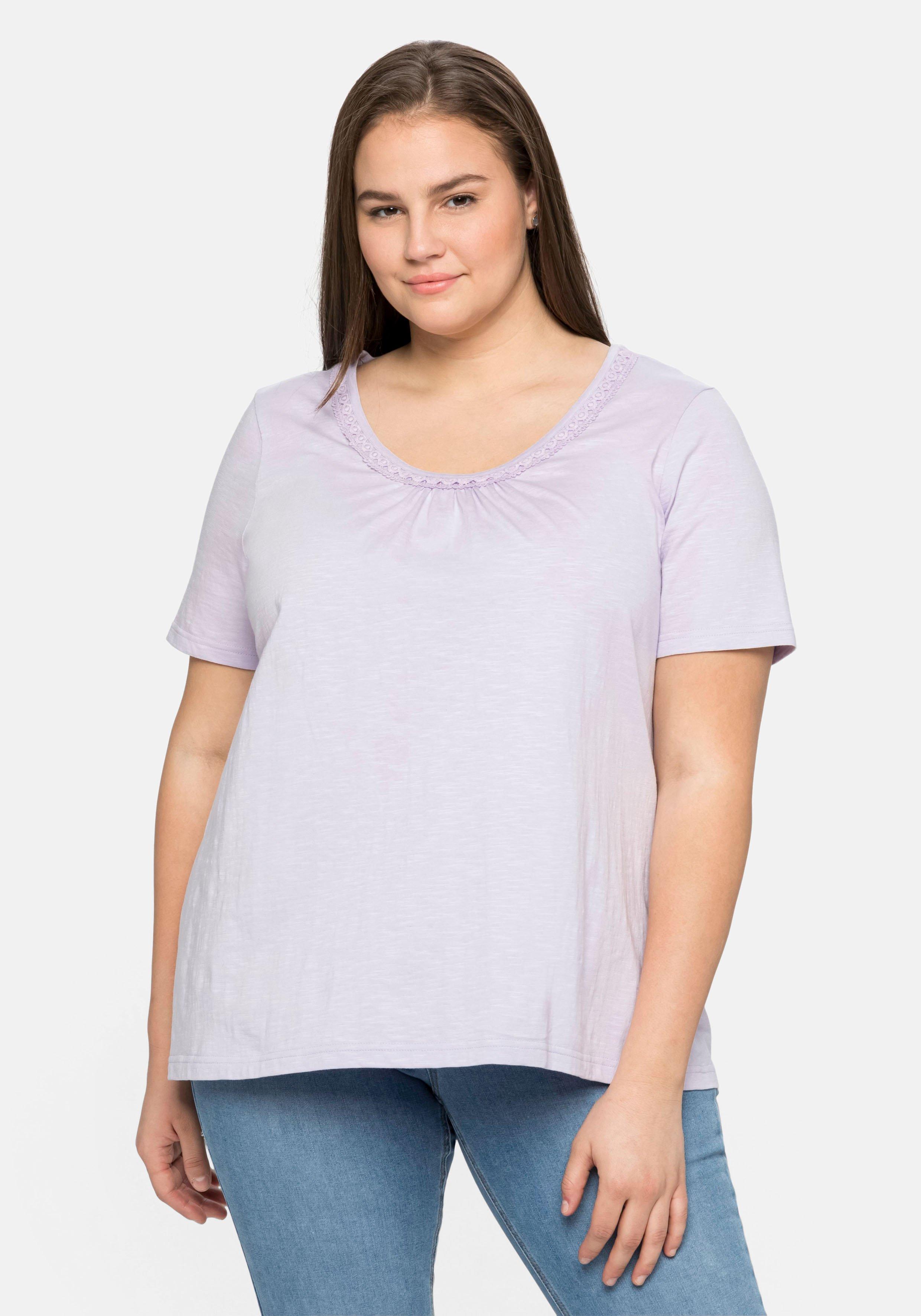Shirt mit dezenter Spitze und Raffung am Ausschnitt