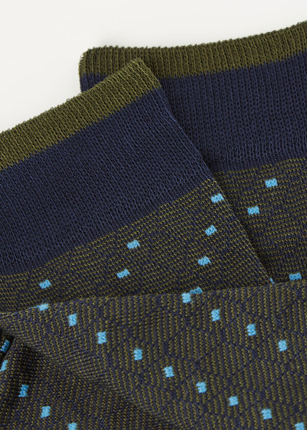 Meias curtas masculinas com estampa de losangos em jacquard.