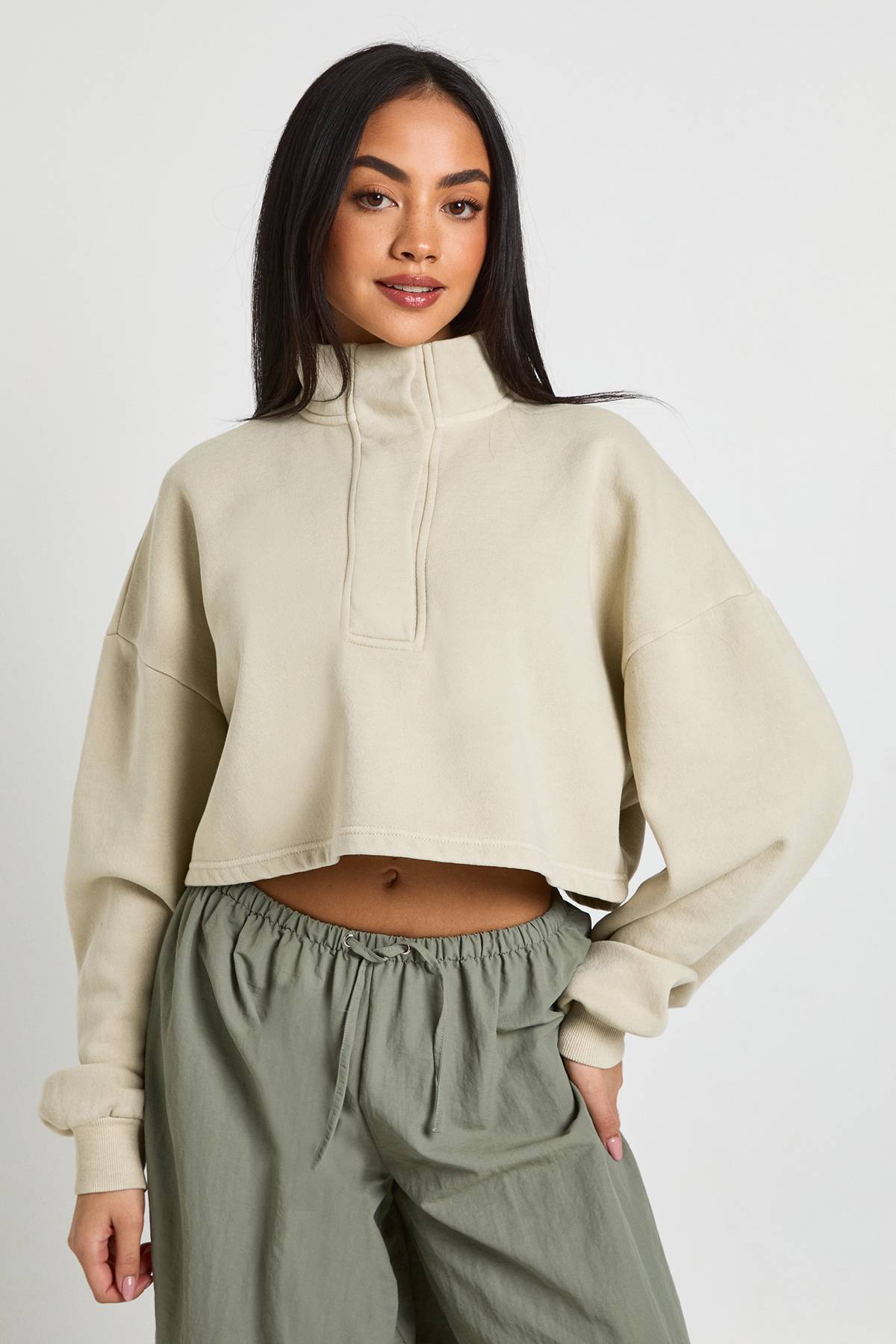boohoo Sweat-shirt Court Col Montant Avec Patte Boutonnée Effet Délavé