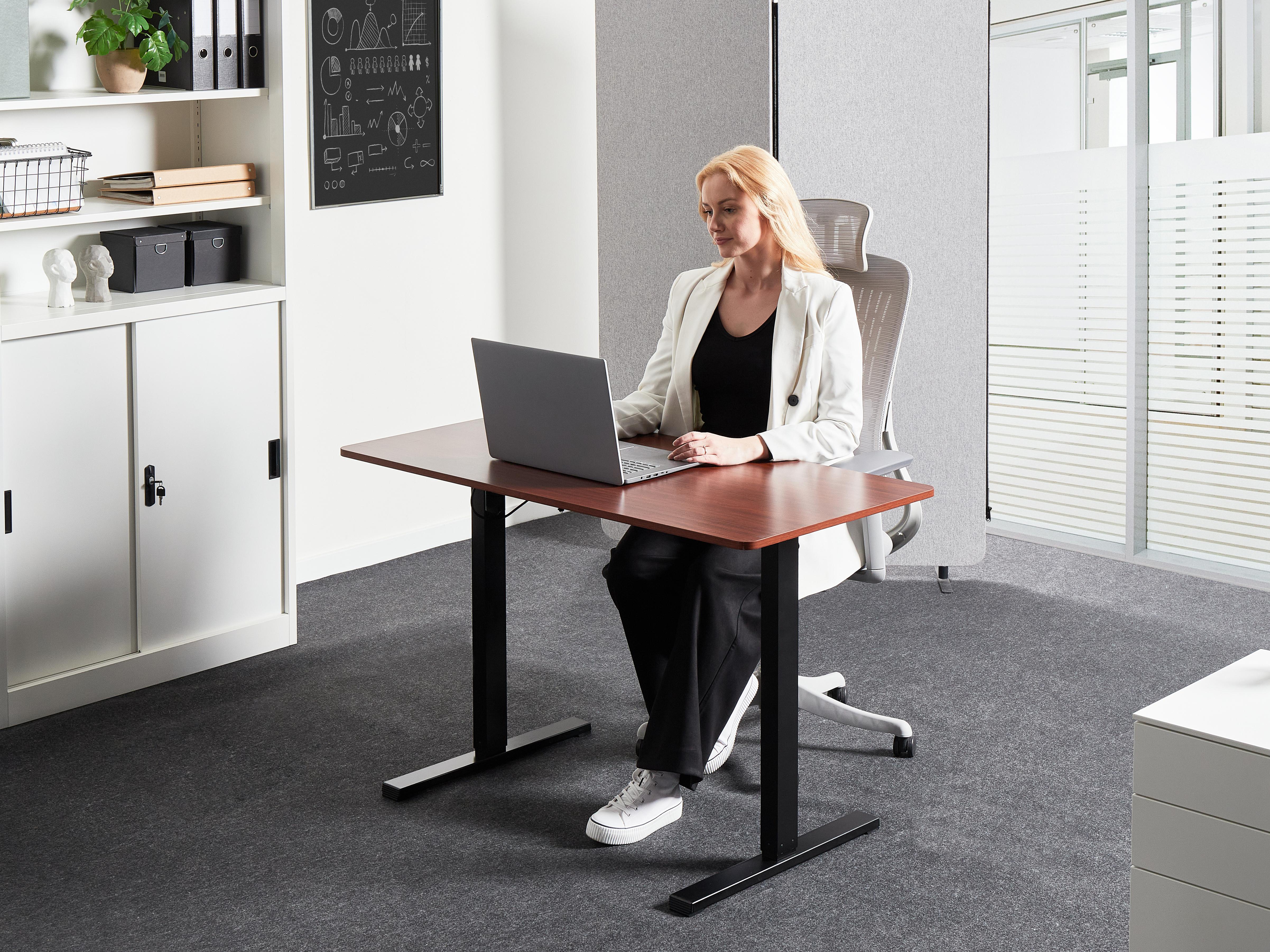 Elektrisch verstelbaar sta-bureau TAVARES Bruin/zwart 120 cm 60 cm