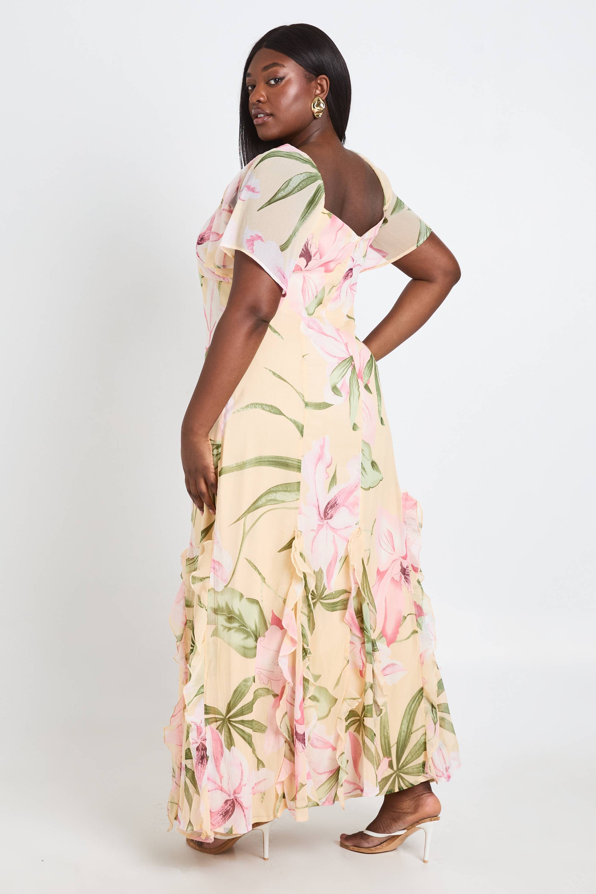 boohoo Robe Maxi Grande Taille À Volants En Mousseline Fleurie Avec Manches Bouffantes