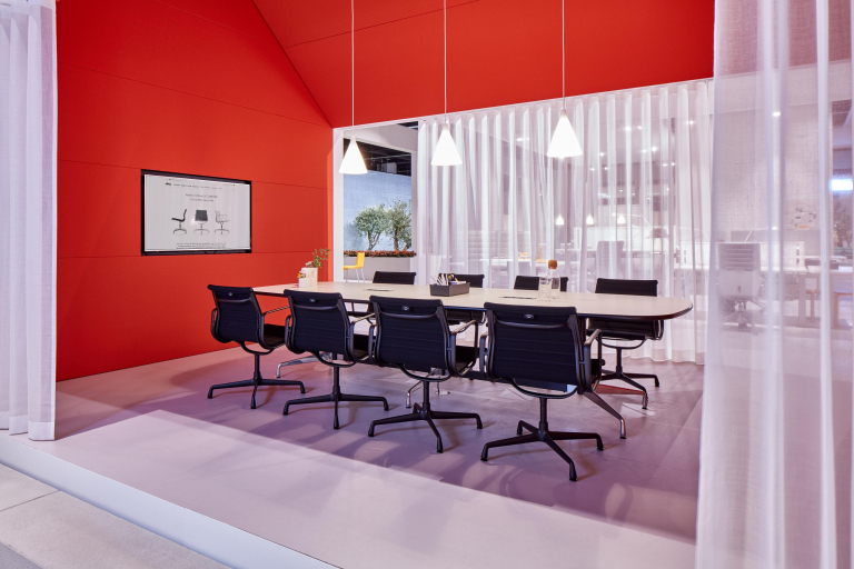 Vitra Aluminium Chair EA 104 bureaustoel zwart onderstel Hopsak 66