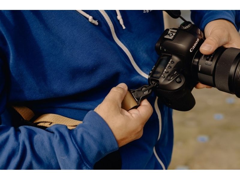 Peak Design Trageriemen Slide Lite Coyote Minimalistischer Kameragurt für spiegellose und DSLR-Kameras