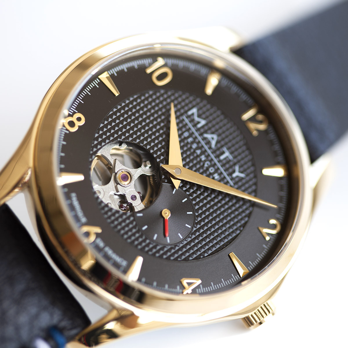 Montre homme coeur ouvert automatique acier doré bracelet cuir noir