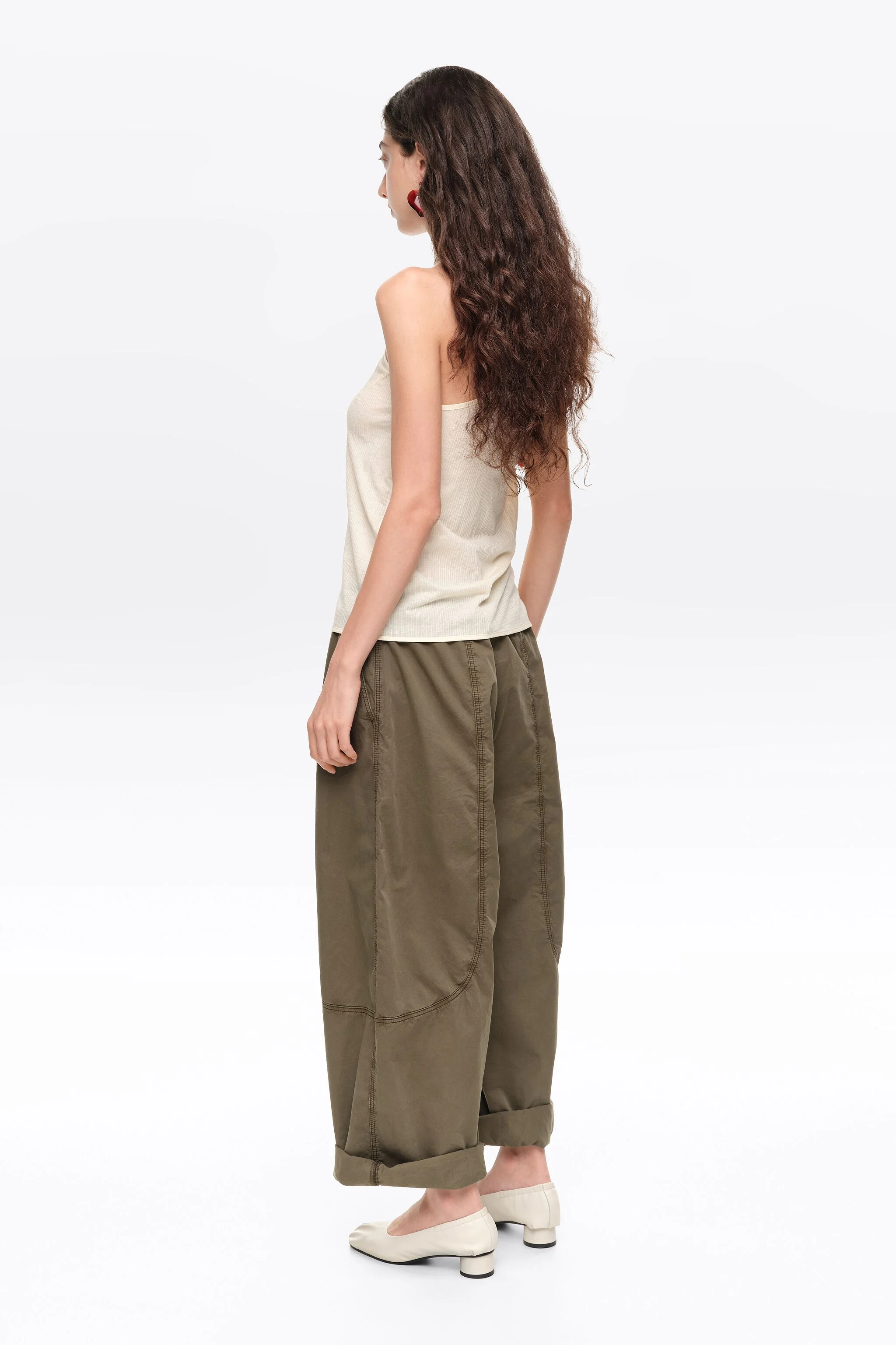 Top bege com decote halter e amarração.
