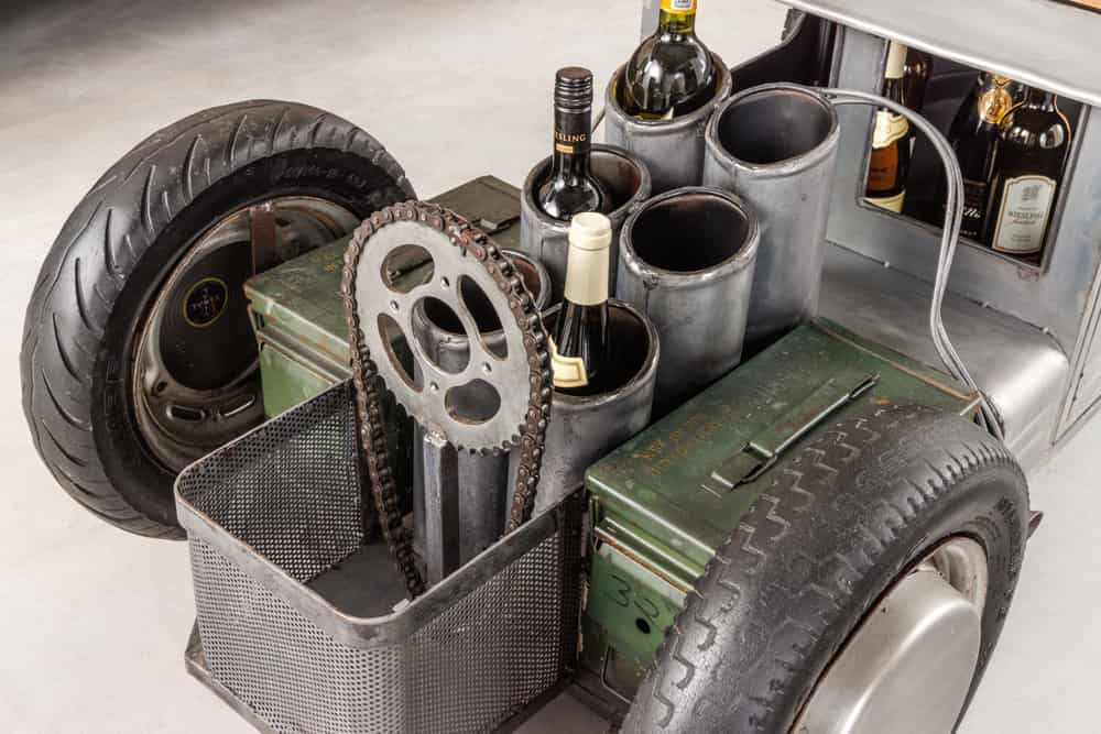 Oldtimer Couchtisch HOT ROD 160cm Stahl Mangoholz mit Stauraum Flaschenhalter massiv