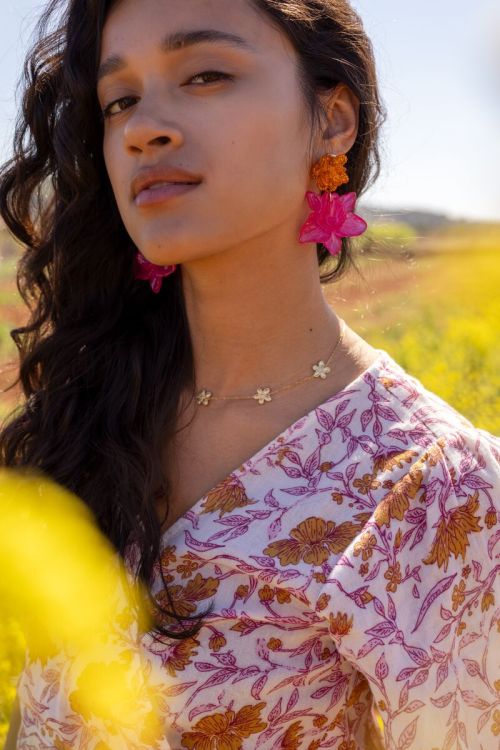 Island oorhangers met oranje en roze bloem