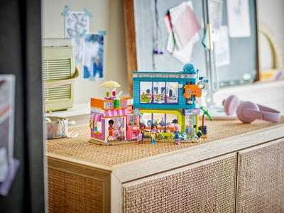 LEGO Stripboeken- en gamewinkel (42674)