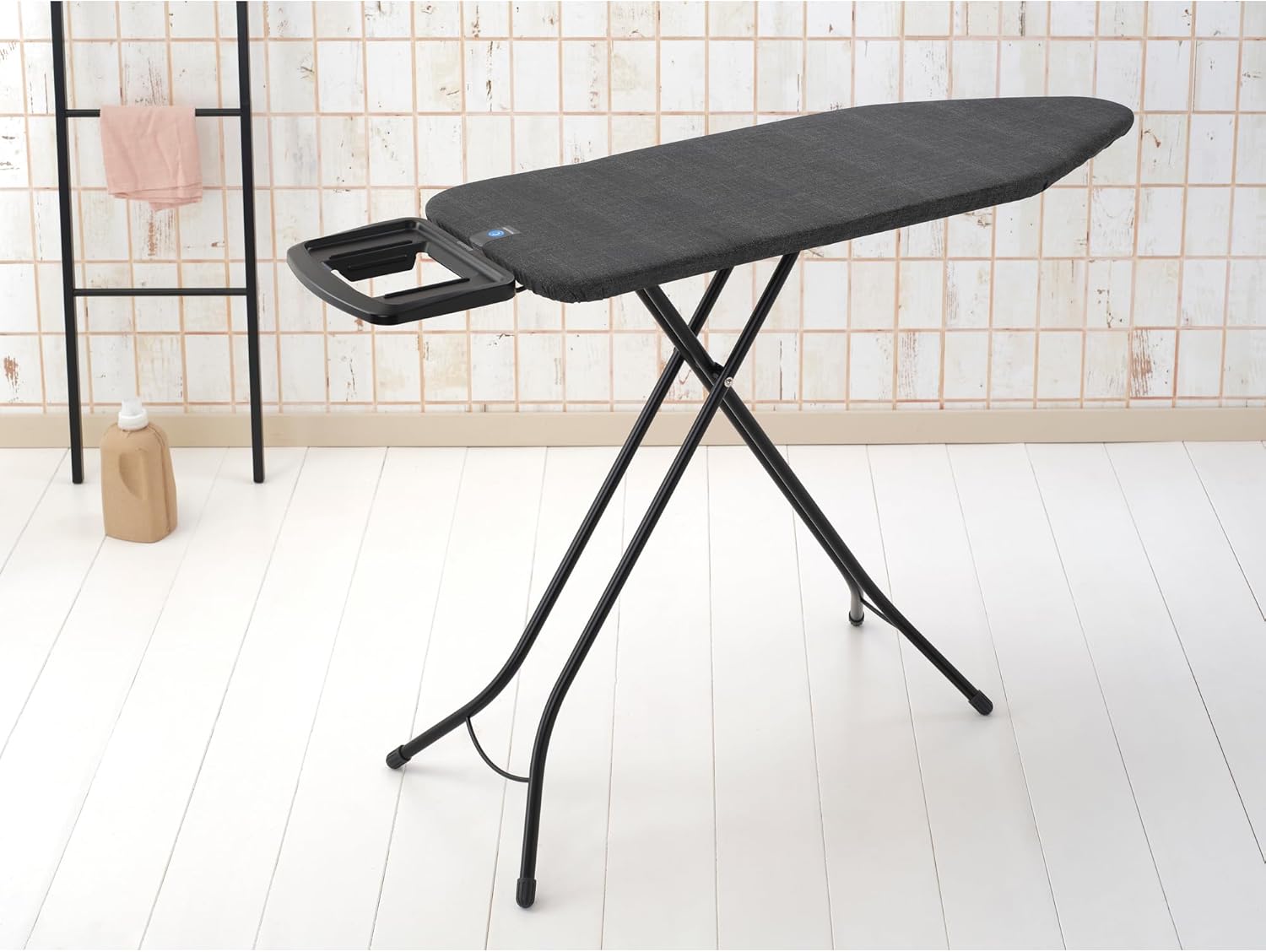 Brabantia - Bügelbrett C - für Dampfbügeleisen - XL-Dampfbügelbrett - Höhenverstellbar - für Links- oder Rechtshänder - Solider Vierfußrahmen - Bügeleisen bis 15 cm - Denim Black - 124 x 45 cm
