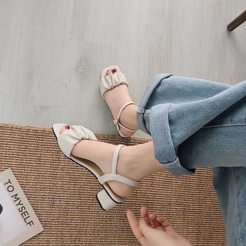Queen Zoo - Geplooide enkelband sandalen met dikke hak