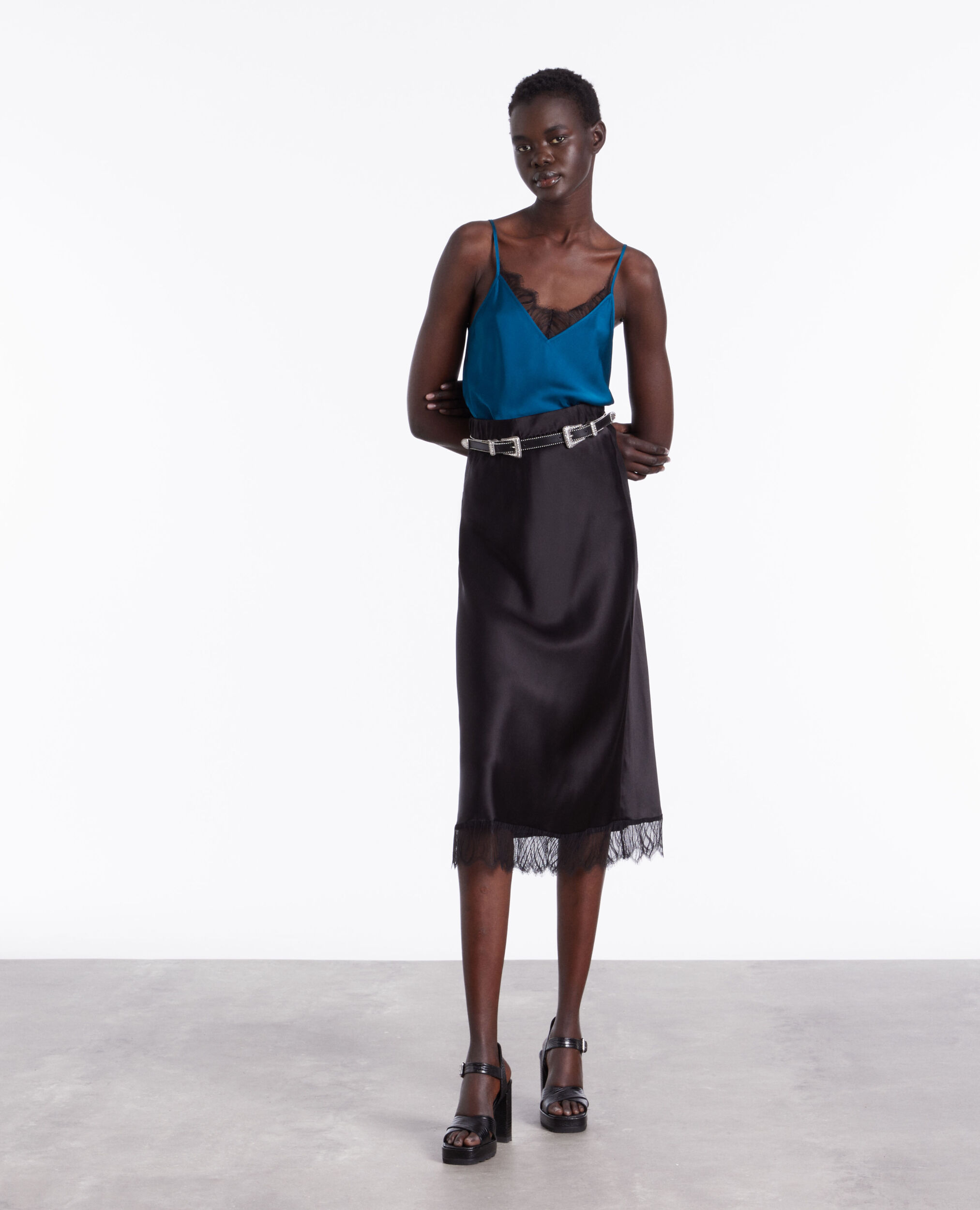 Jupe noire longue avec détails en dentelle