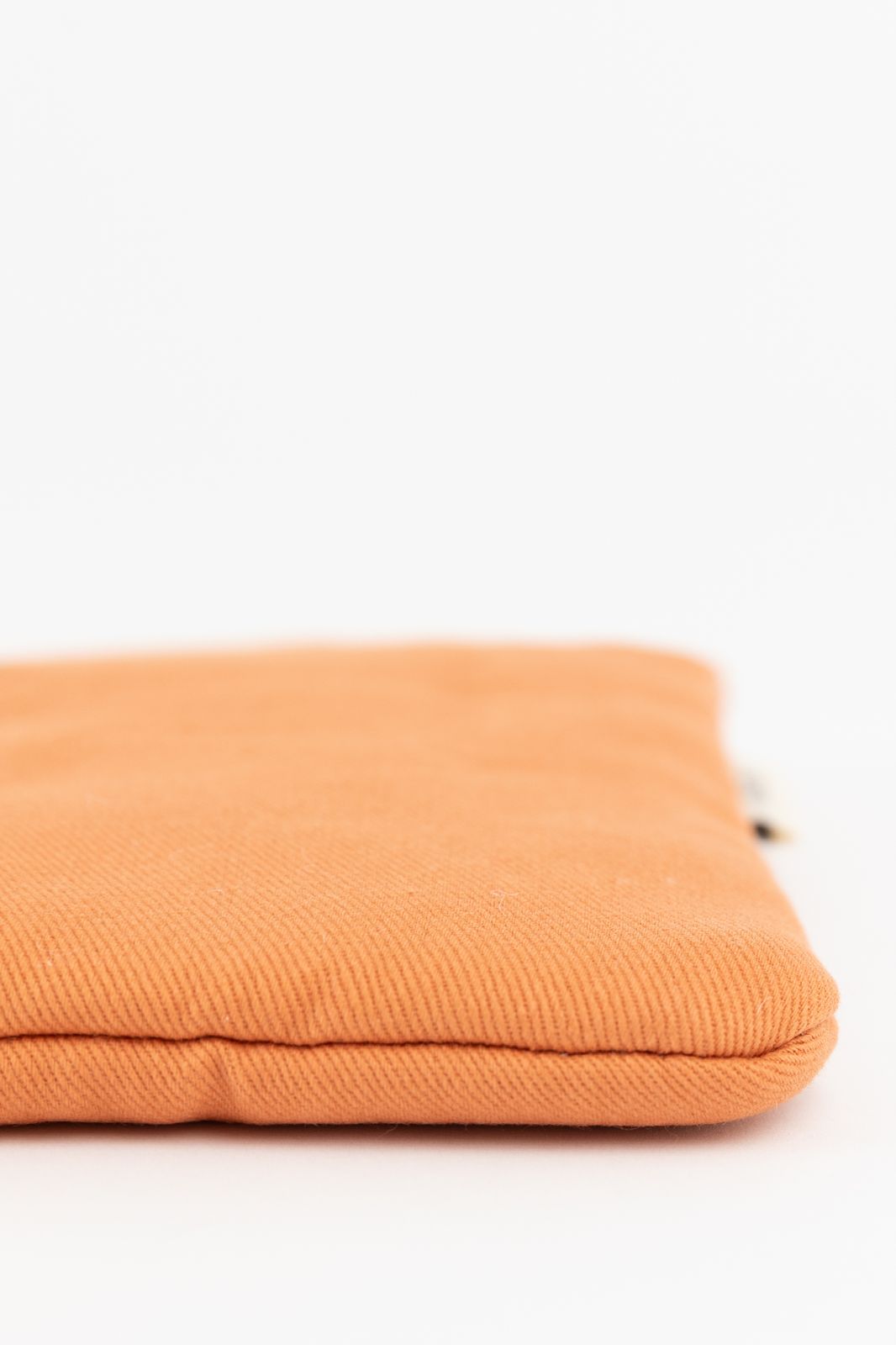 Oranje etui met geborduurd hart