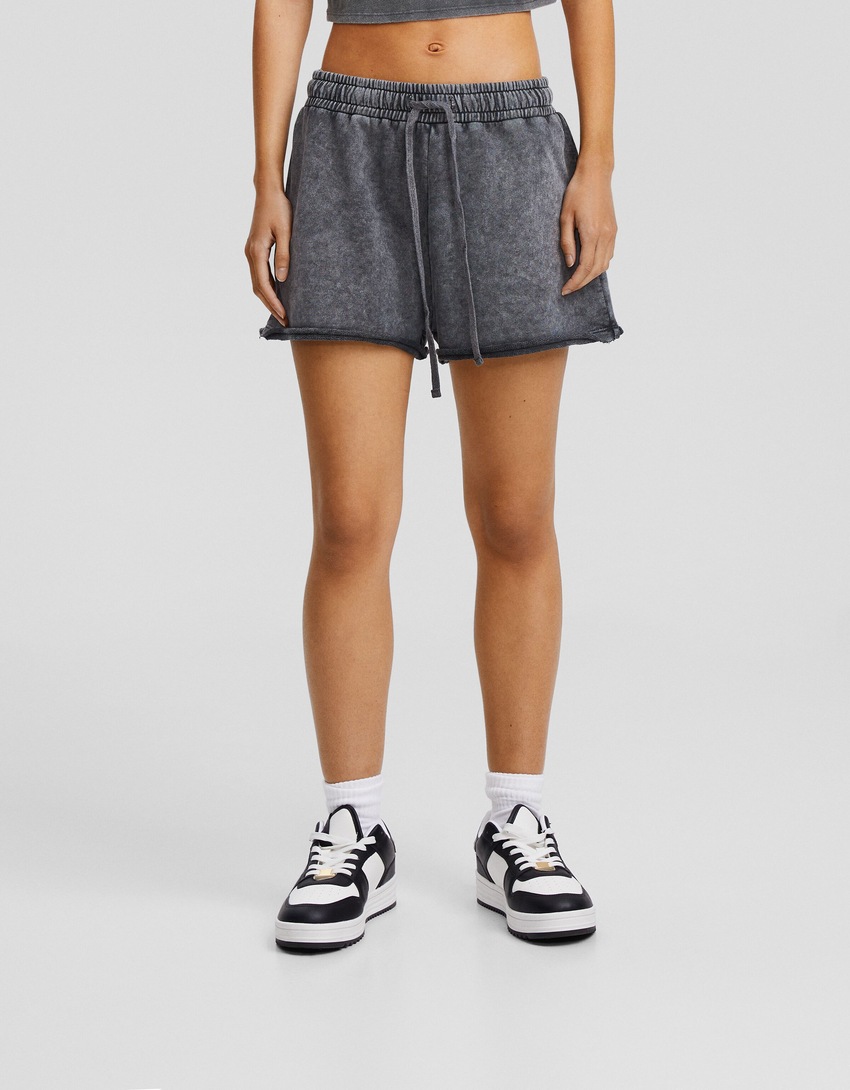 Shorts de pelúcia com efeito desbotado