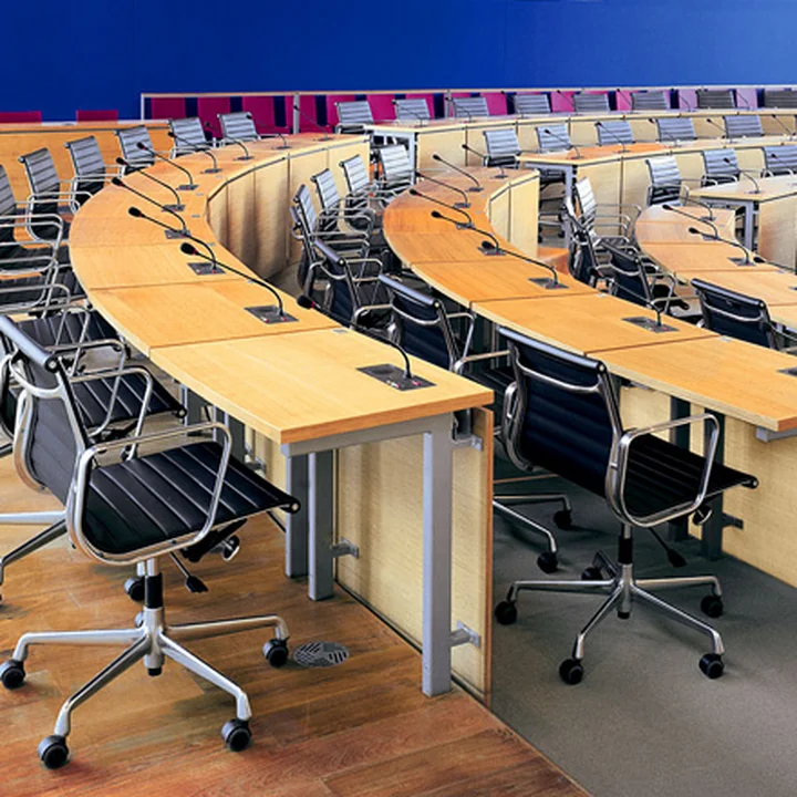 Vitra - EA 117 Bürostuhl Chrom mit Armlehnen, drehbar, Hopsak nero (Hartbodenrollen)