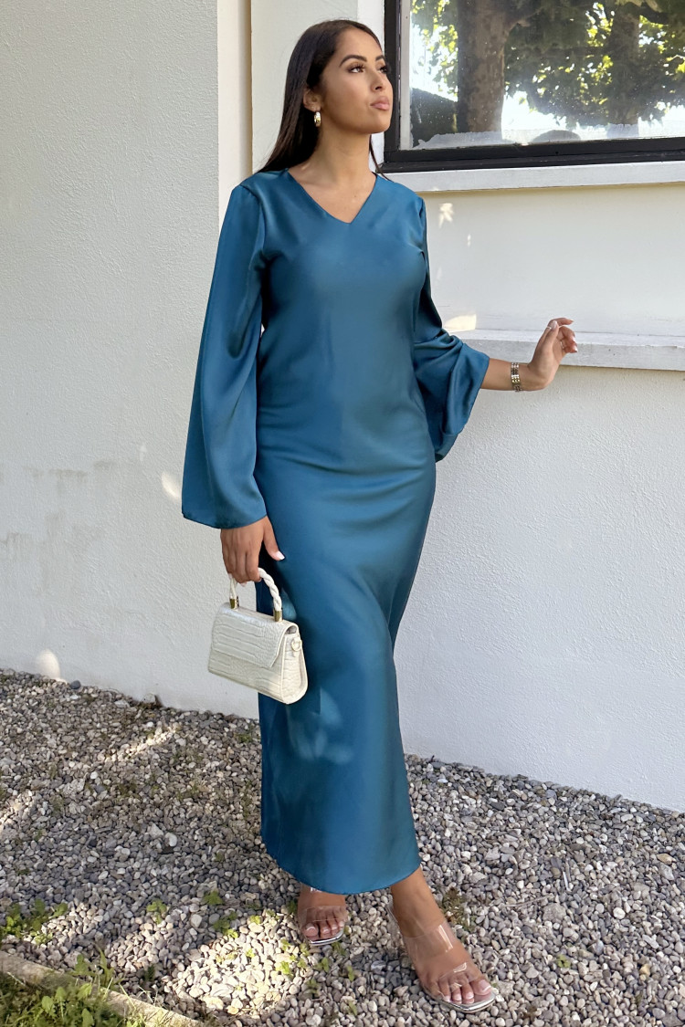 Robe longue bleu foncé satinée et fluide