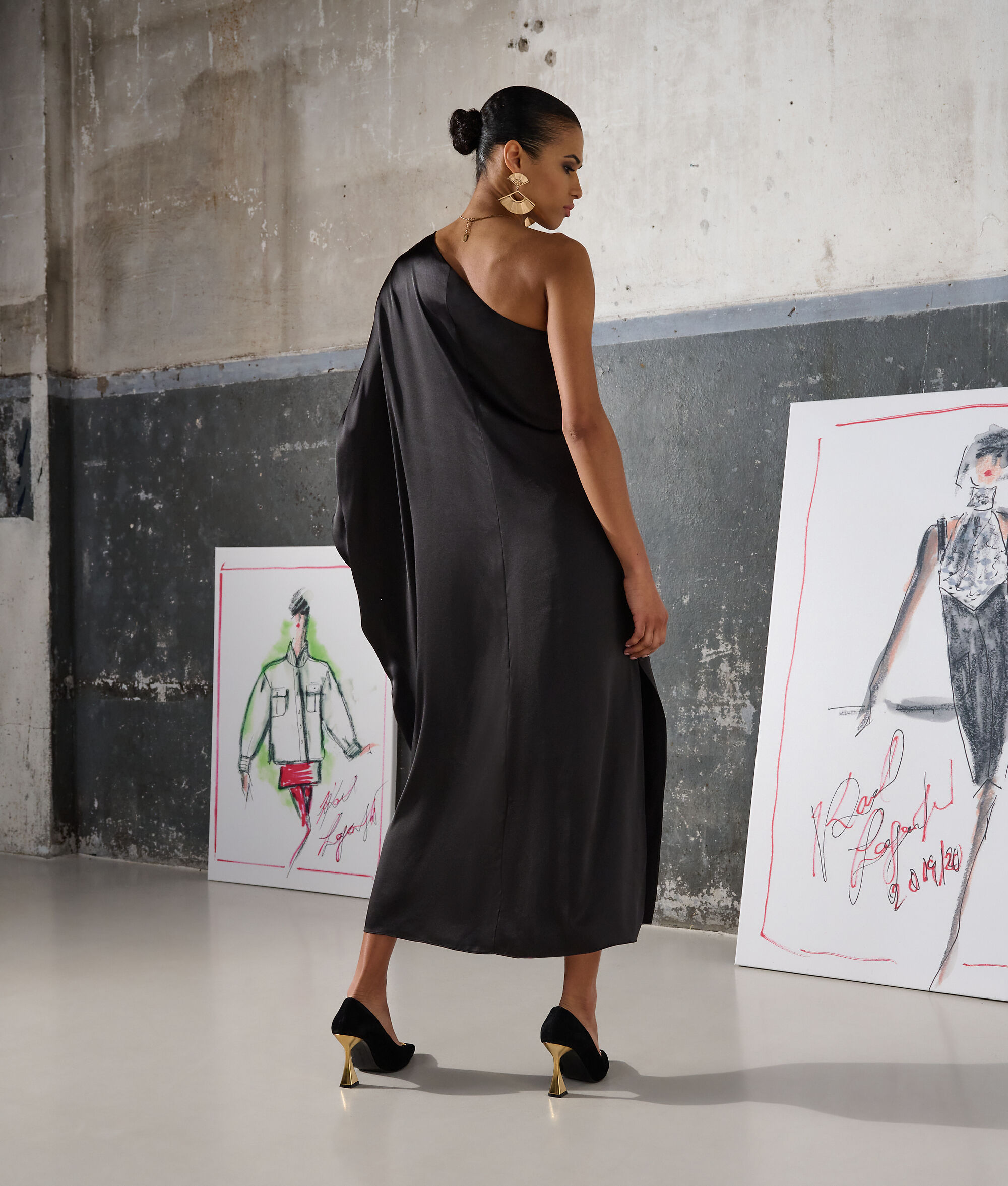 ROBE ASYMÉTRIQUE EN SATIN DRAPÉE