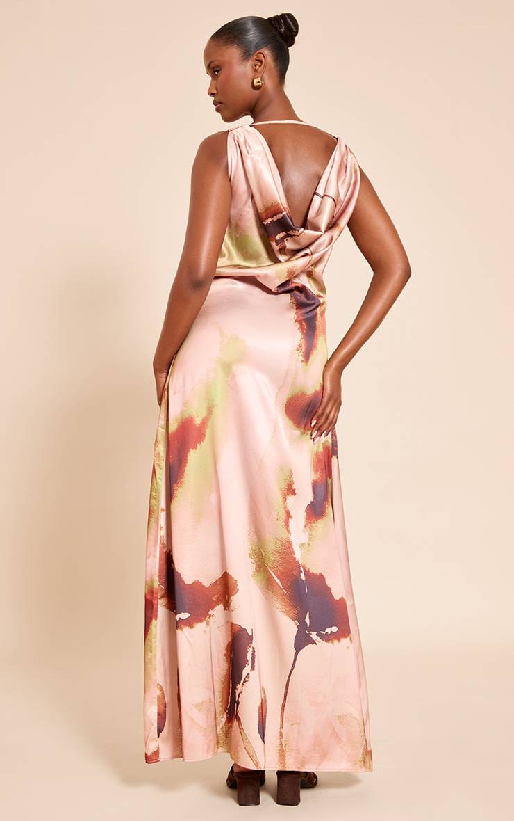 Rose Robe Longue En Satin À Imprimé Floral Abstrait Avec Col Bénitier Extrême