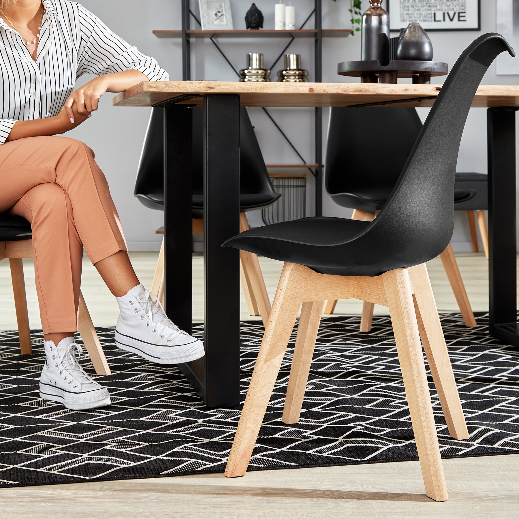 tectake® 2er Set Esszimmerstuhl, gepolsterte Sitzfläche, massive Holzbeine, 49 x 56 x 82,5 cm