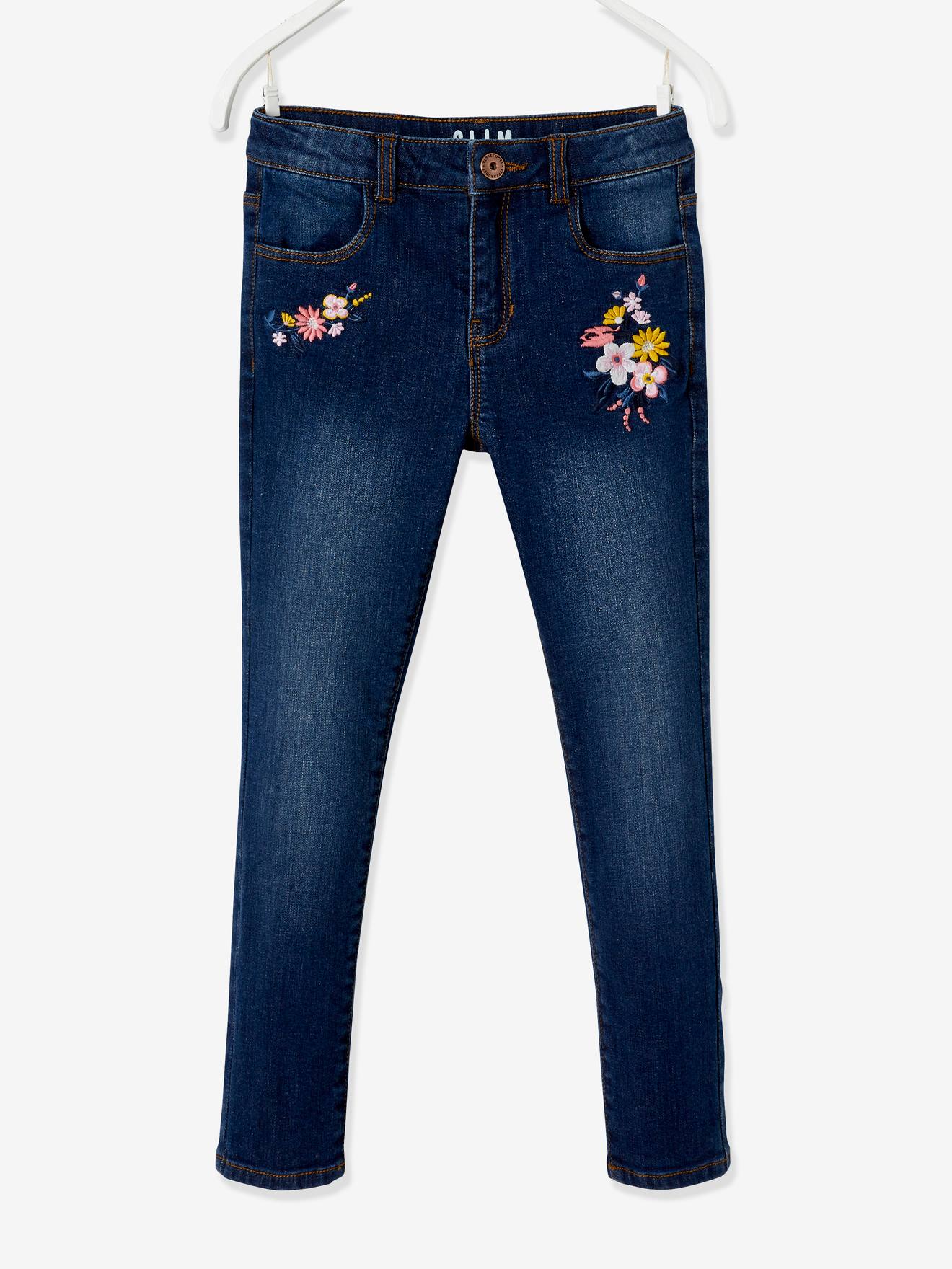 Calça jeans slim bordada feminina MorphologiK, com modelagem ajustada no quadril, cor azul escuro lisa.