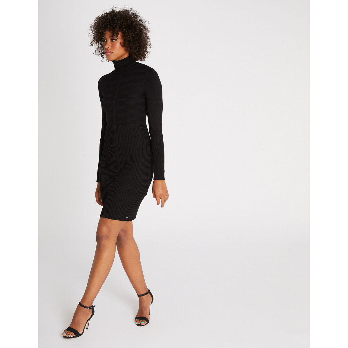 MORGAN<br>Vestido ajustado com gola alta e mangas compridas