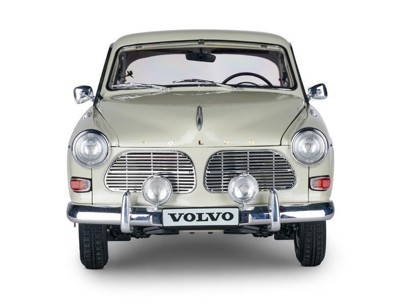 IXO Models Bausatz Volvo Amazon 122S mit Sound & Licht 1:8 Detailgetreuer Standmodellbausatz im Massstab 1:8