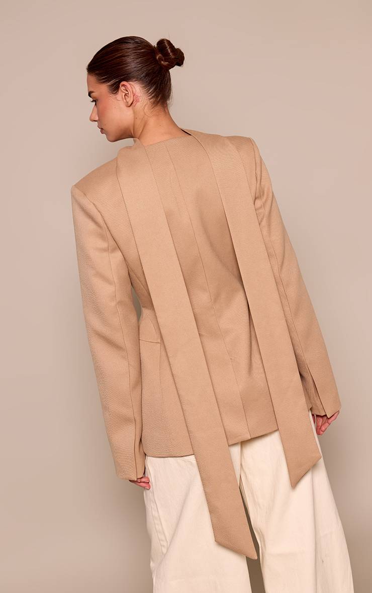 Taupe Blazer Cintré À La Taille Avec Détail Foulard Et Hanches Moulées
